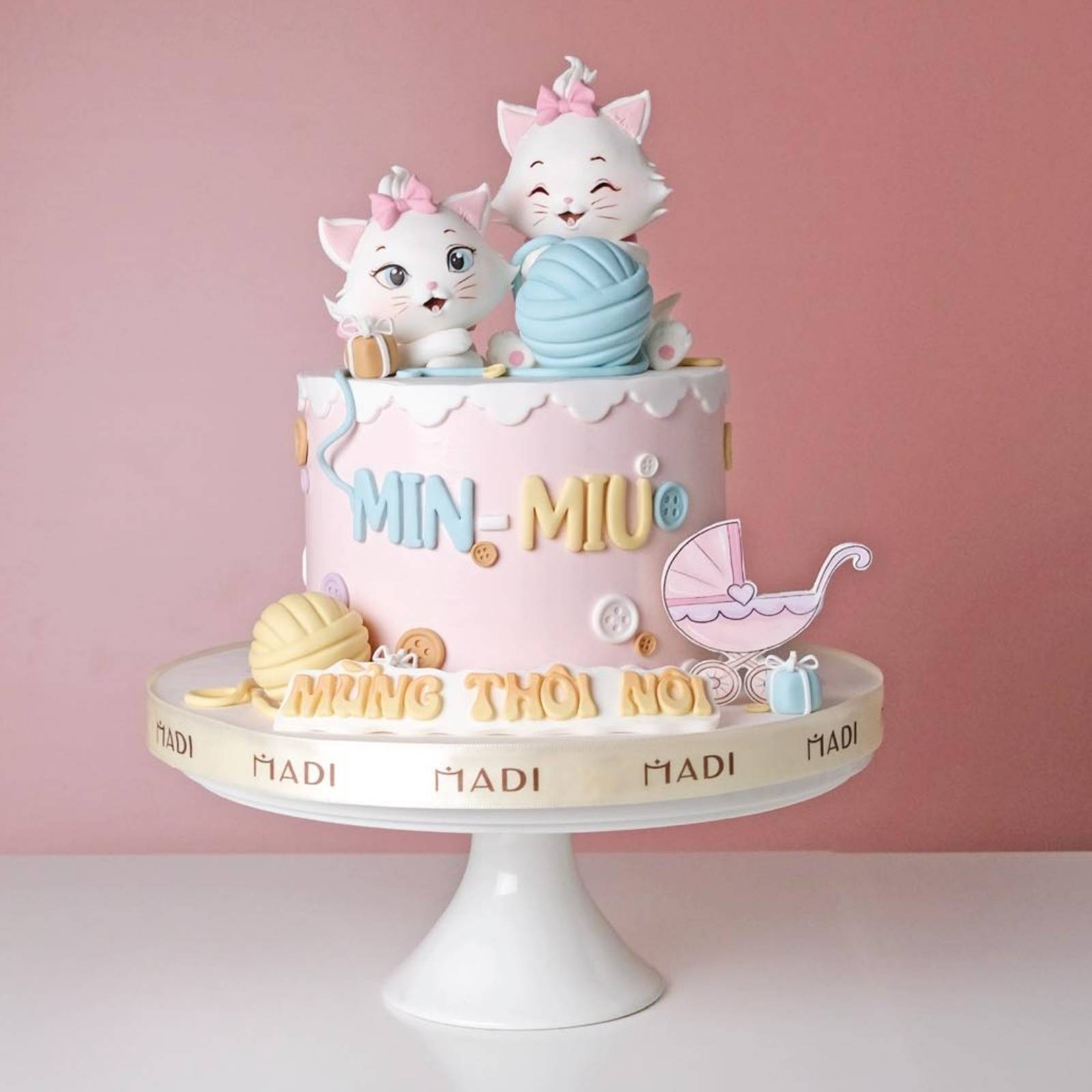 Bánh kem thôi nôi dễ thương với tạo hình mèo con tinh khôi, duyên dáng cùng gam hồng - xanh pastel ngọt ngào