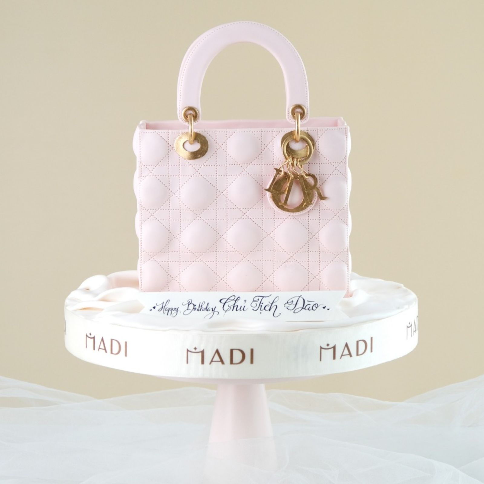 Mẫu bánh kem 20 10 đẹp tạo hình túi Dior mang trọn nét thanh lịch, sang trọng và kiêu kỳ của phái nữ