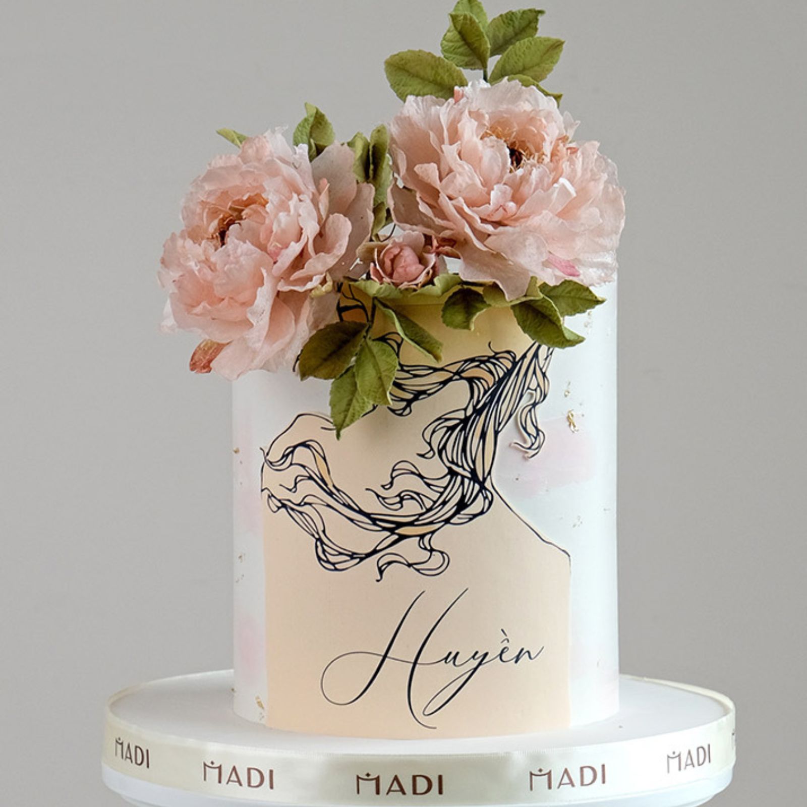 MaDi là chỗ đặt bánh kem theo yêu cầu tại tphcm nổi bật với những mẫu bánh hoa sáng tạo có cánh hoa thanh mảnh và chân thực
