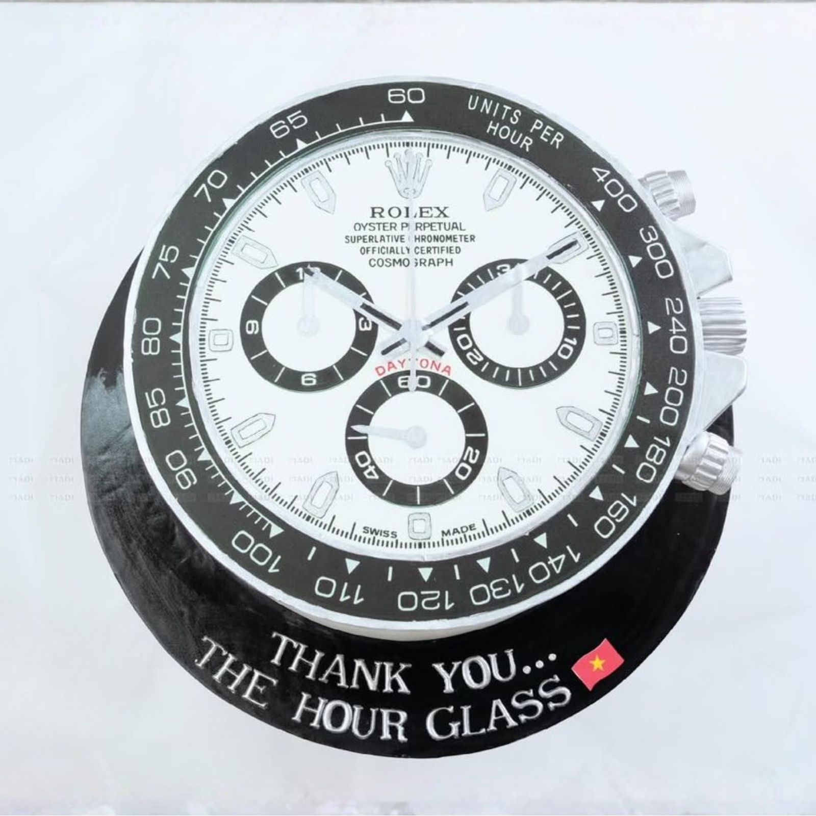 Bánh tặng khách hàng mô phỏng mặt đồng hồ Rolex Daytona, như món quà gửi lời cảm ơn trân trọng đến đối tác và khách hàng VIP
