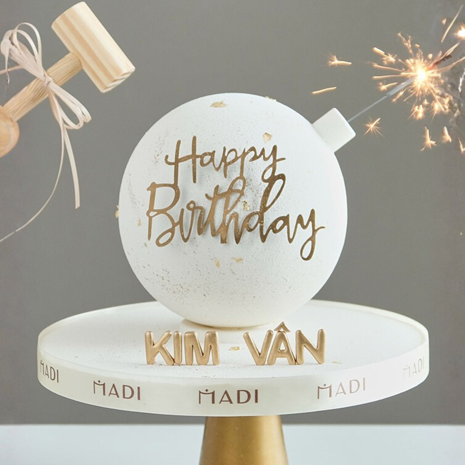 Bánh tặng đối tác theo yêu cầu với thiết kế trứng đập (Smash Cake), tạo hiệu ứng ấn tượng khi gửi tặng khách hàng và đối tác