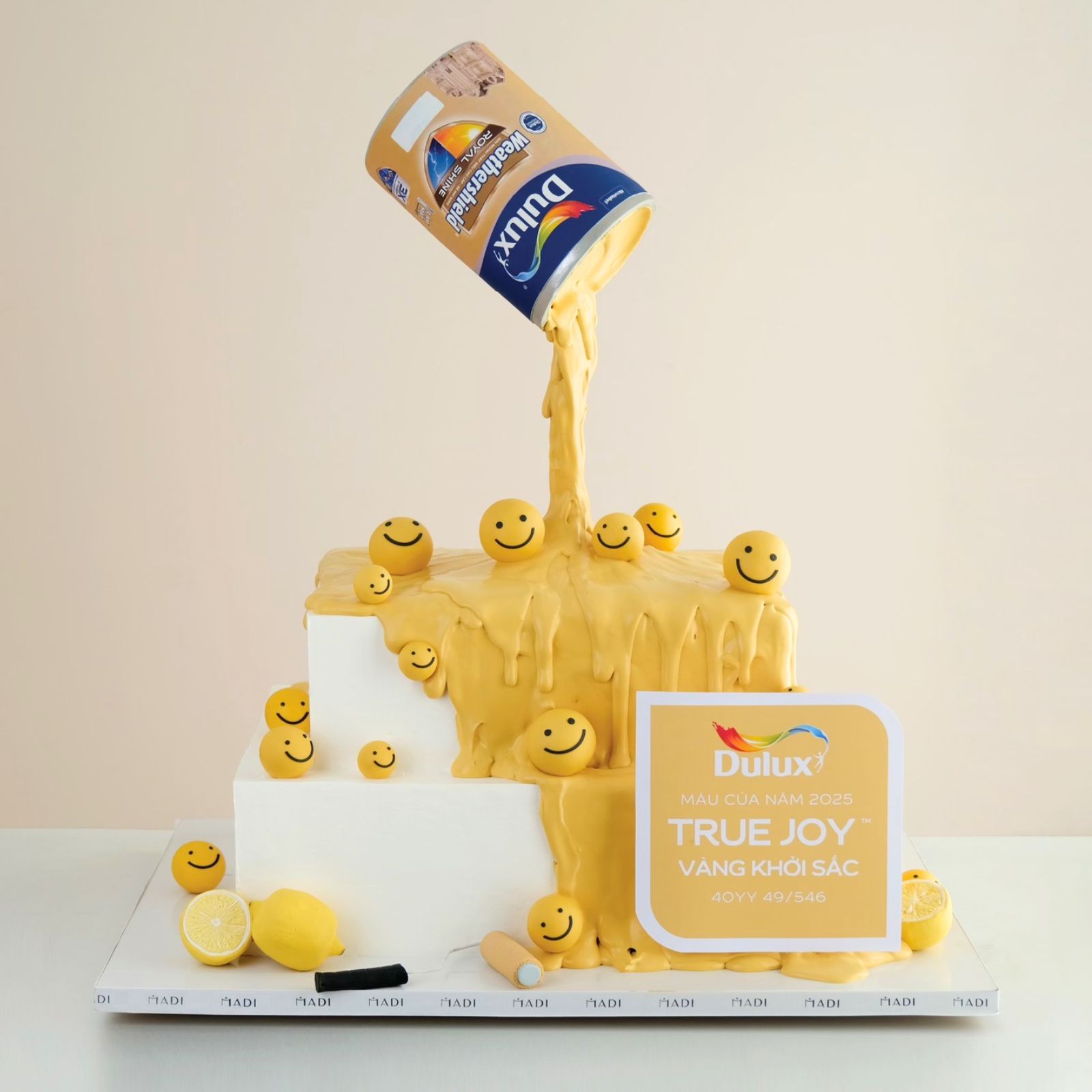 Bánh kem tặng đối tác với dòng sơn vàng phủ từng tầng bánh, gửi lời chúc cho sự đồng hành tươi mới