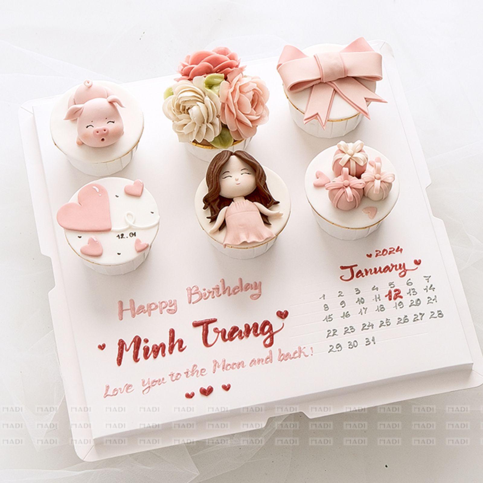 Bánh tặng người yêu theo yêu cầu với set cupcakes tone hồng pastel, dịu dàng khắc họa chân dung người thương