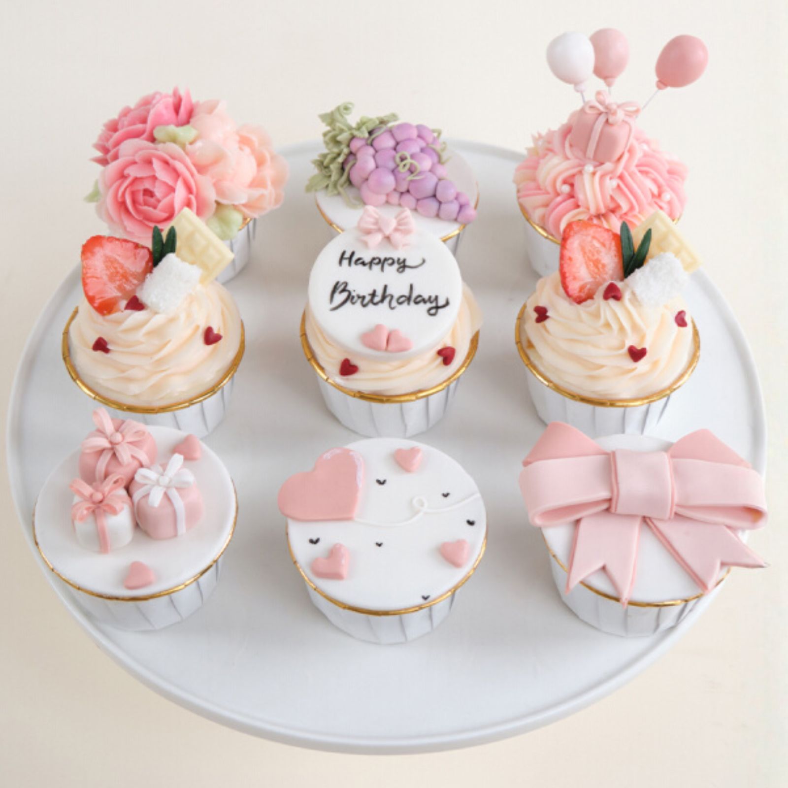 Bánh tặng người yêu đơn giản với cupcakes hoa và trái cây, ngọt ngào cho dịp sinh nhật