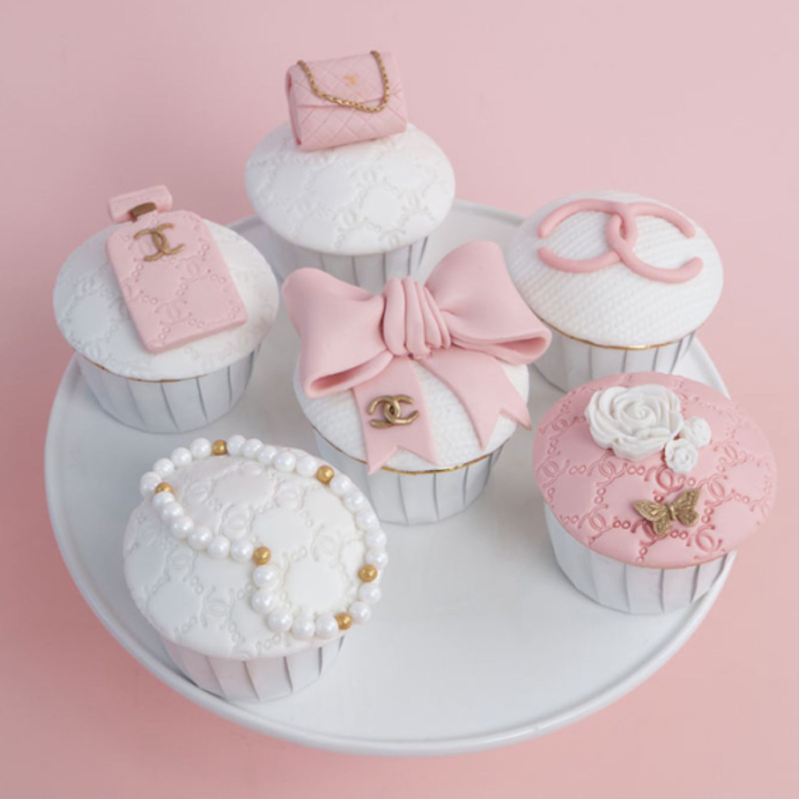 Bánh kem tặng cho người yêu với set cupcakes lấy cảm hứng từ túi xách và trang sức Chanel, sang trọng và đầy tinh tế