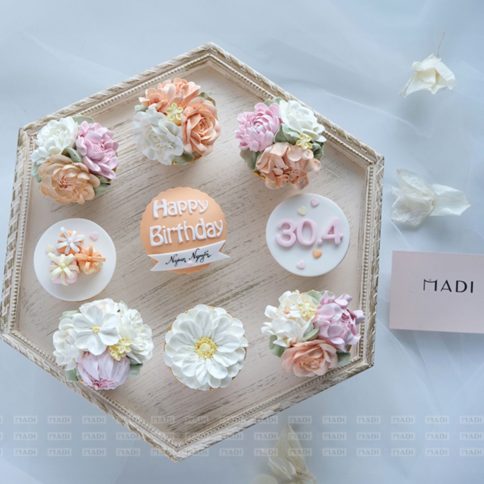 Bánh kem tặng người yêu với set cupcakes hoa kem bơ đơn giản nhưng vẫn nữ tính và ngọt ngào