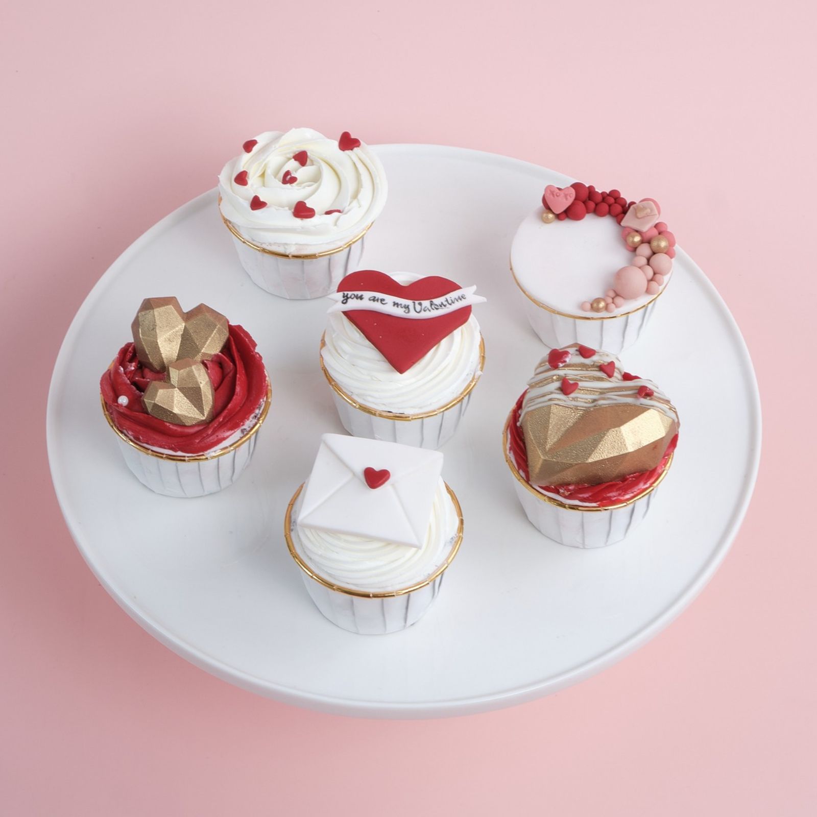 Đặt bánh tặng người yêu theo yêu cầu với set cupcakes “You are my Valentine”, như một lời tỏ tình đầy yêu thương