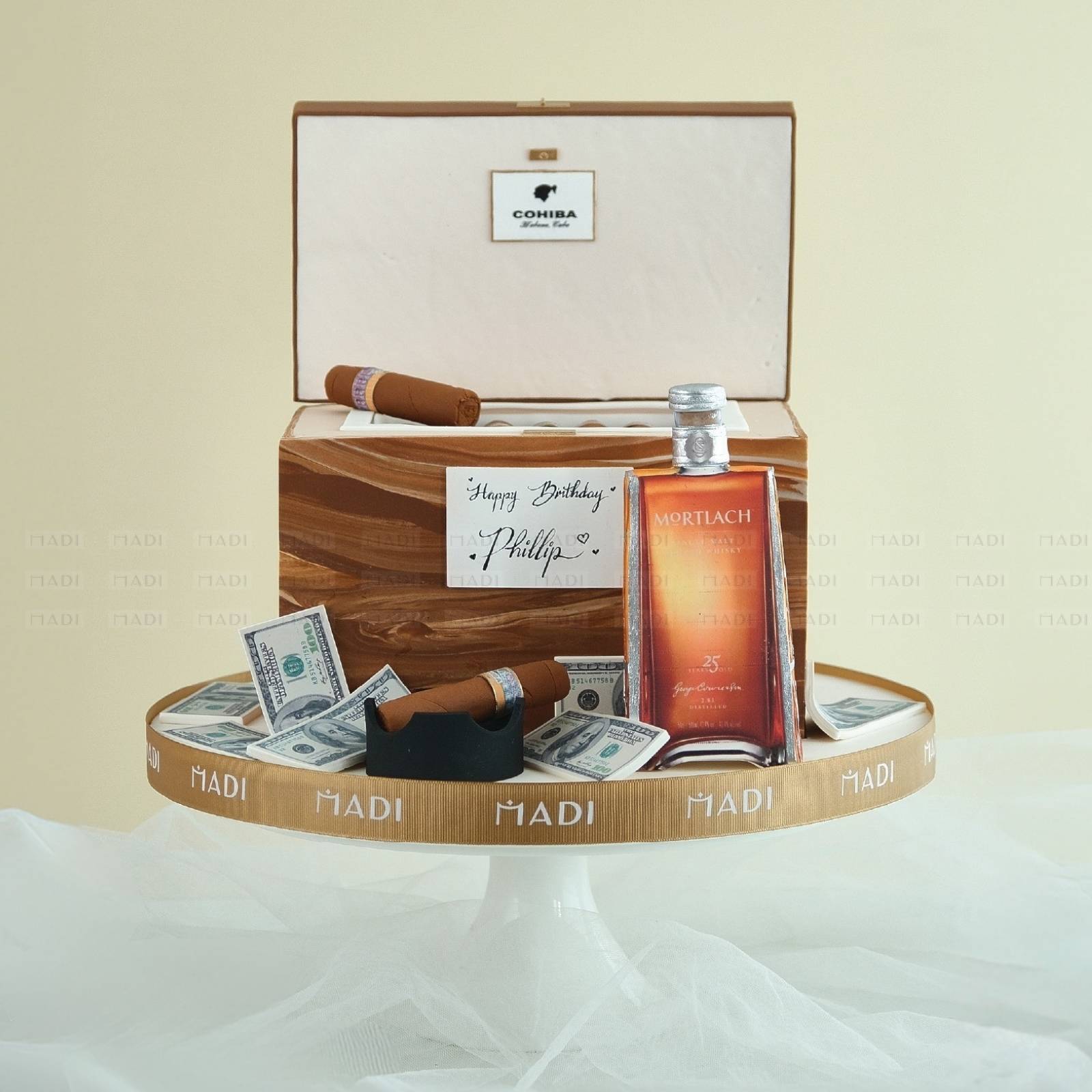 Bánh tặng người yêu nam tạo hình chai rượu và cigar, mang vẻ cuốn hút, cá tính và đầy ấn tượng