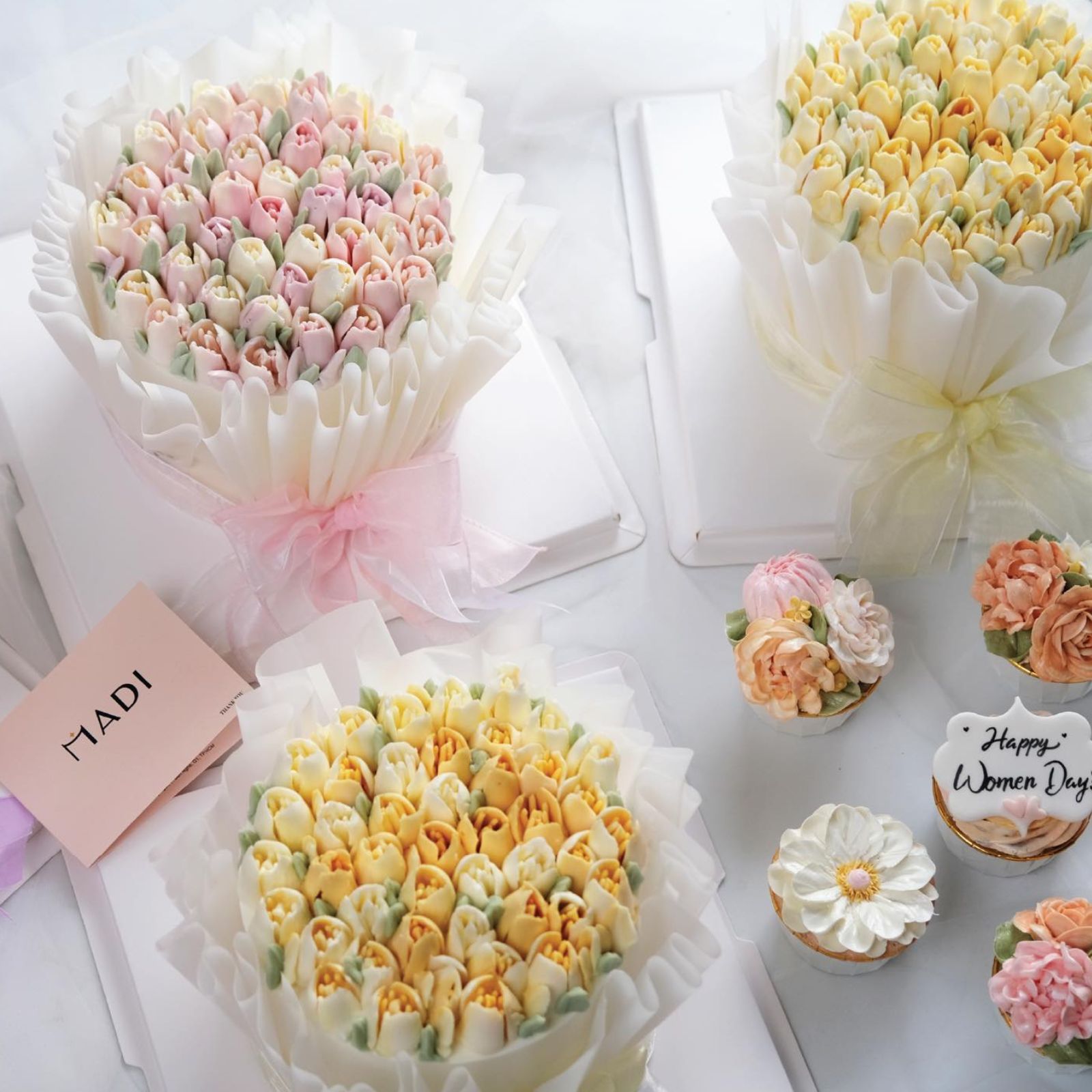 Bánh tặng người yêu tạo hình đóa hoa kem bơ độc đáo, ngọt ngào cho ngày Phụ nữ Việt Nam