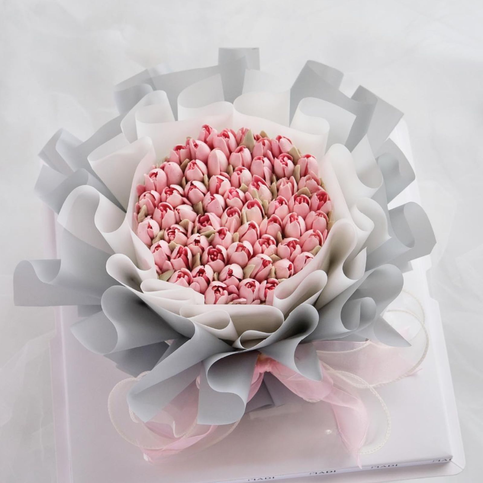 MaDi làm bánh kem theo yêu cầu tphcm với tạo hình bó hoa tulip ngọt ngào, cho Valentine thêm lãng mạn và đáng nhớ