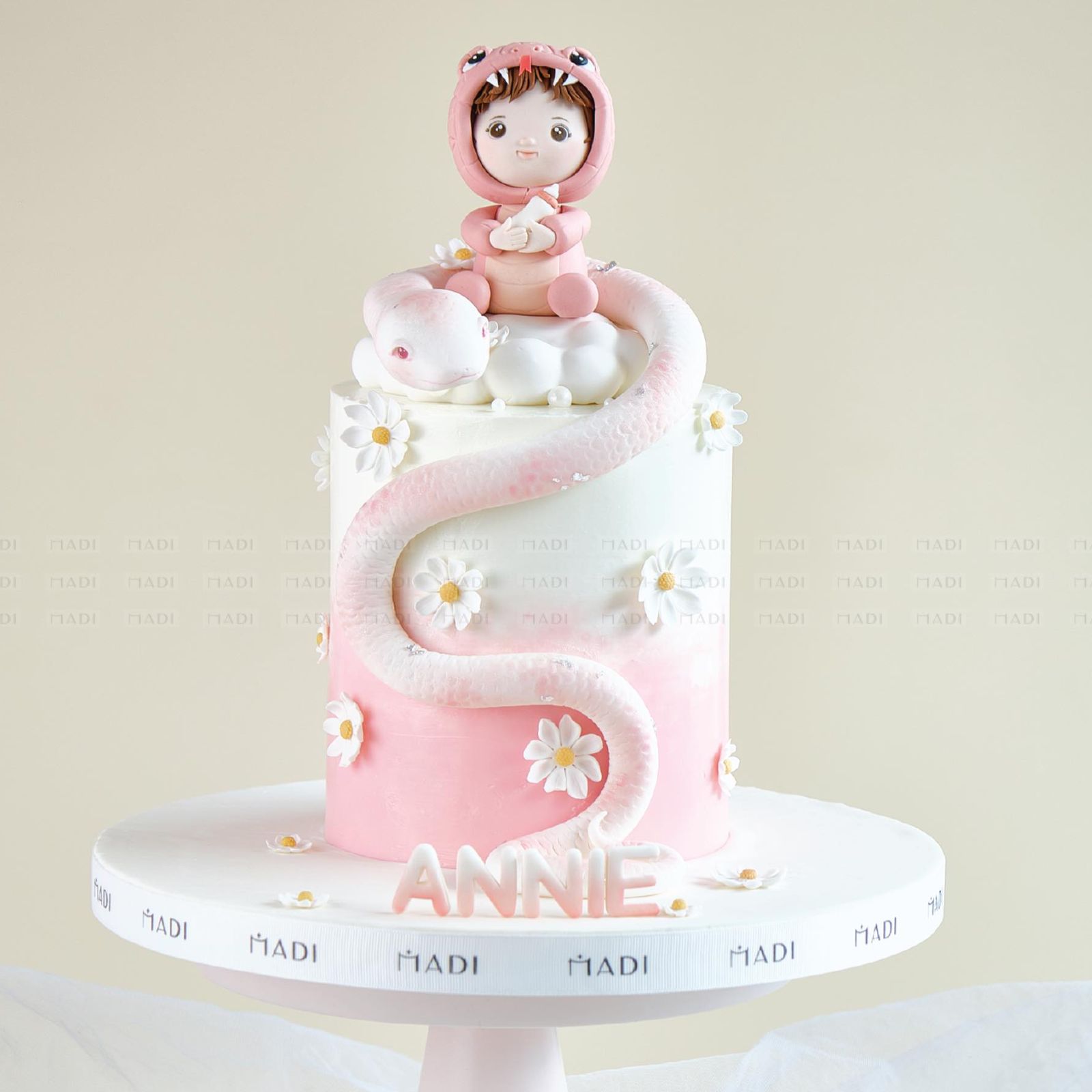Bánh kem thôi nôi đẹp cho bé tuổi Rắn với chủ đề “Như ý thanh nhiên”, nhẹ nhàng, tinh tế và tràn đầy lời chúc bình an cho con