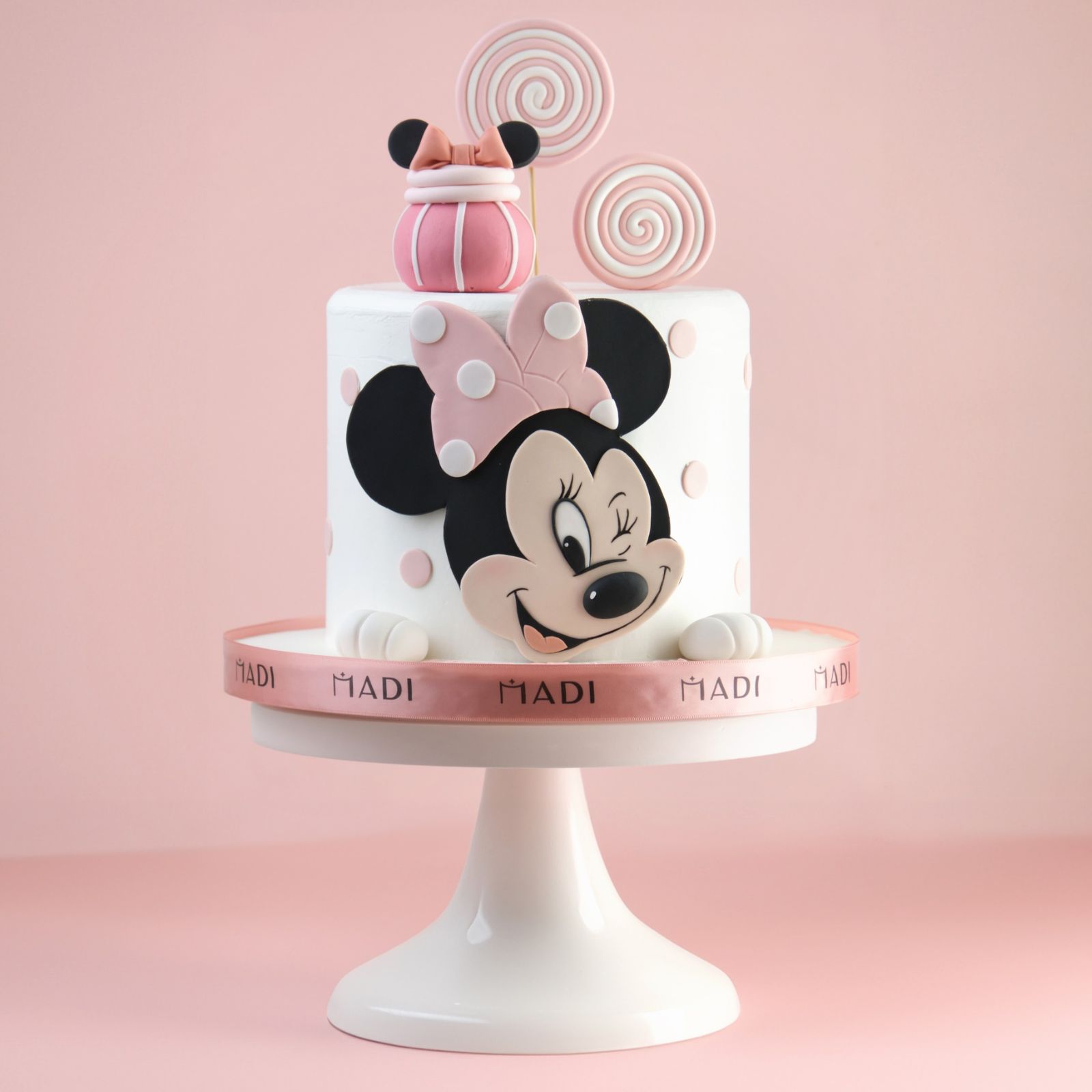 Bánh kem thôi nôi bé lấy cảm hứng từ nhân vật hoạt hình nổi tiếng Chuột Mickey, mang đến vẻ vui nhộn, đáng yêu và đầy sắc màu cho ngày đặc biệt của con