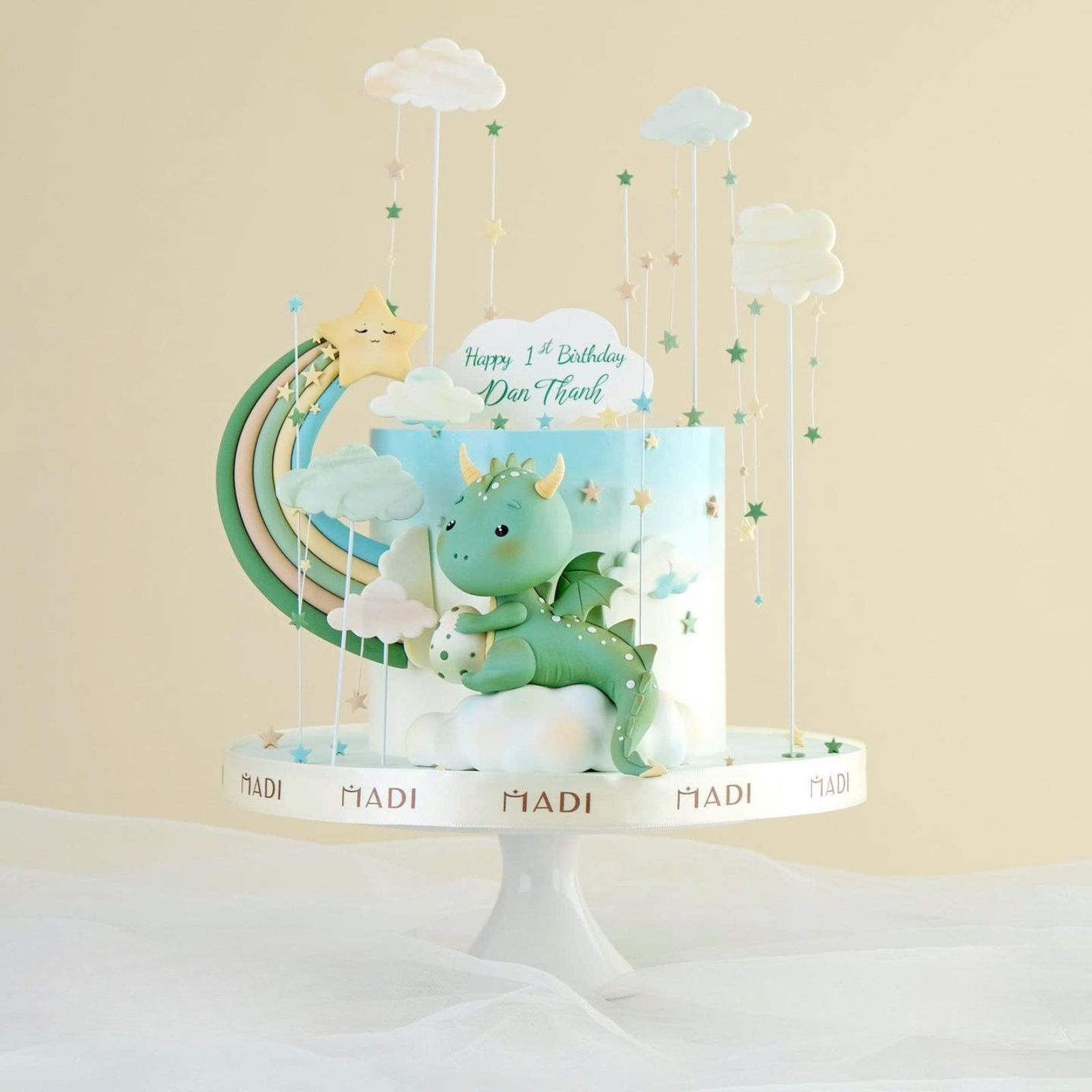 Bánh kem mừng thôi nôi theo yêu cầu tạo hình chú rồng xanh, thay lời chúc bé luôn bình an, vui khỏe và lớn lên thật rạng rỡ