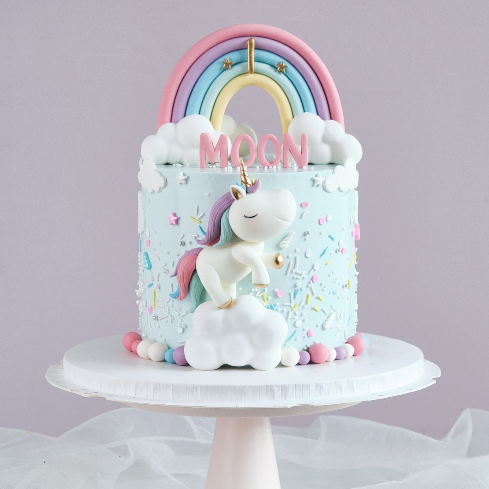 Bánh kem thôi nôi theo yêu cầu chủ đề Unicorn, lấy cảm hứng từ thế giới cổ tích nơi chú kỳ lân dịu dàng bay qua cầu vồng