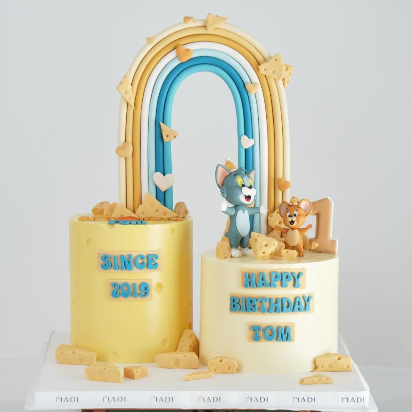 Bánh kem đầy tháng bé chủ đề Tom & Jerry tái hiện bộ đôi “huyền thoại” gắn liền với tuổi thơ, mang đến nét vui nhộn
