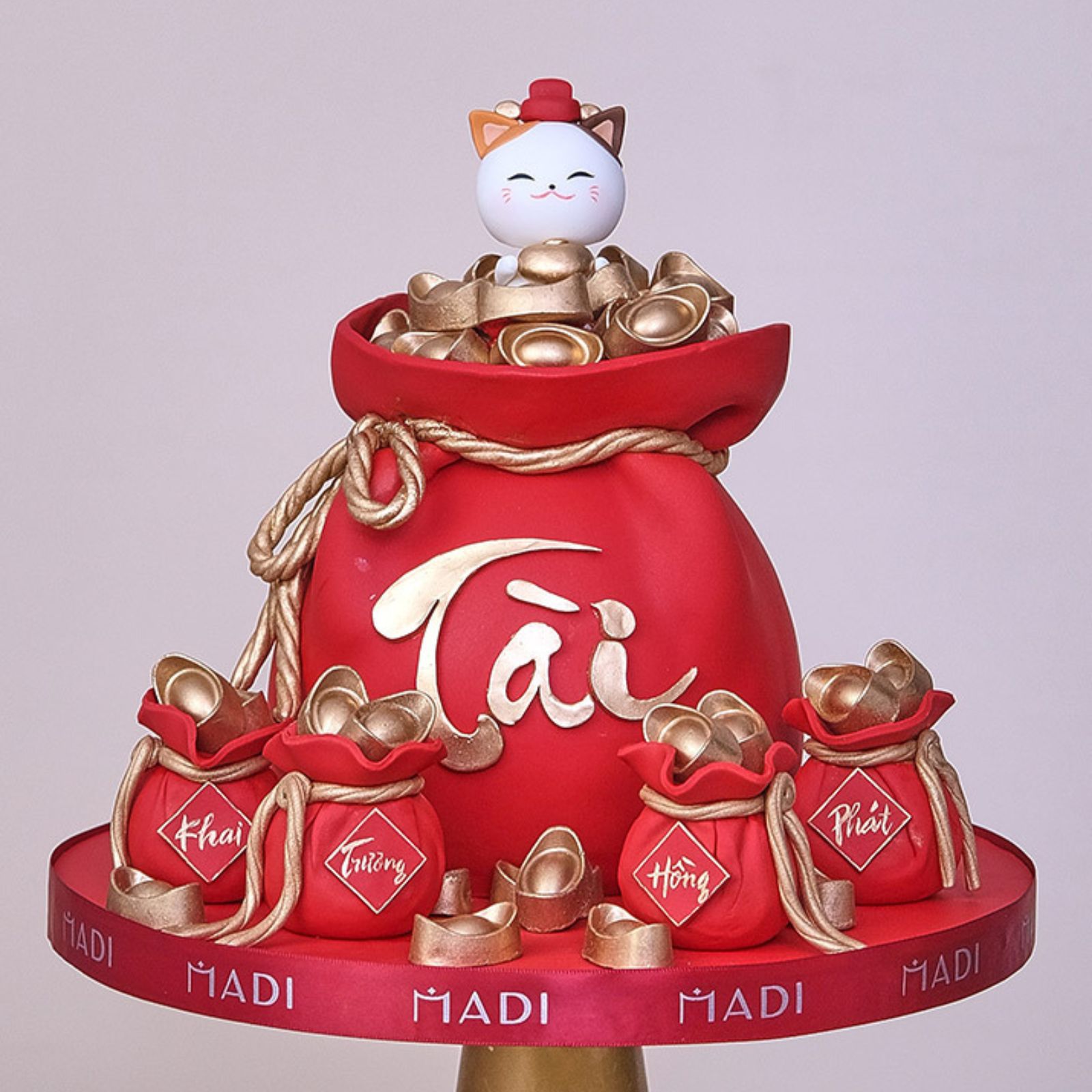 Đặt bánh sự kiện khai xuân với mèo thần tài, túi đỏ và nhân Red Velvet ngọt ngào, gửi gắm lời chúc may mắn đầu năm