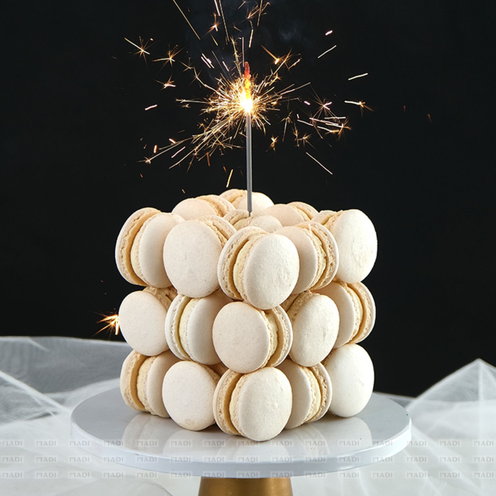 Bánh macaron như viên ngọc Pháp lấp lánh, góp thêm sắc vị thanh tao bên cạnh những mẫu bánh kem theo yêu cầu cho bàn tiệc tinh tế