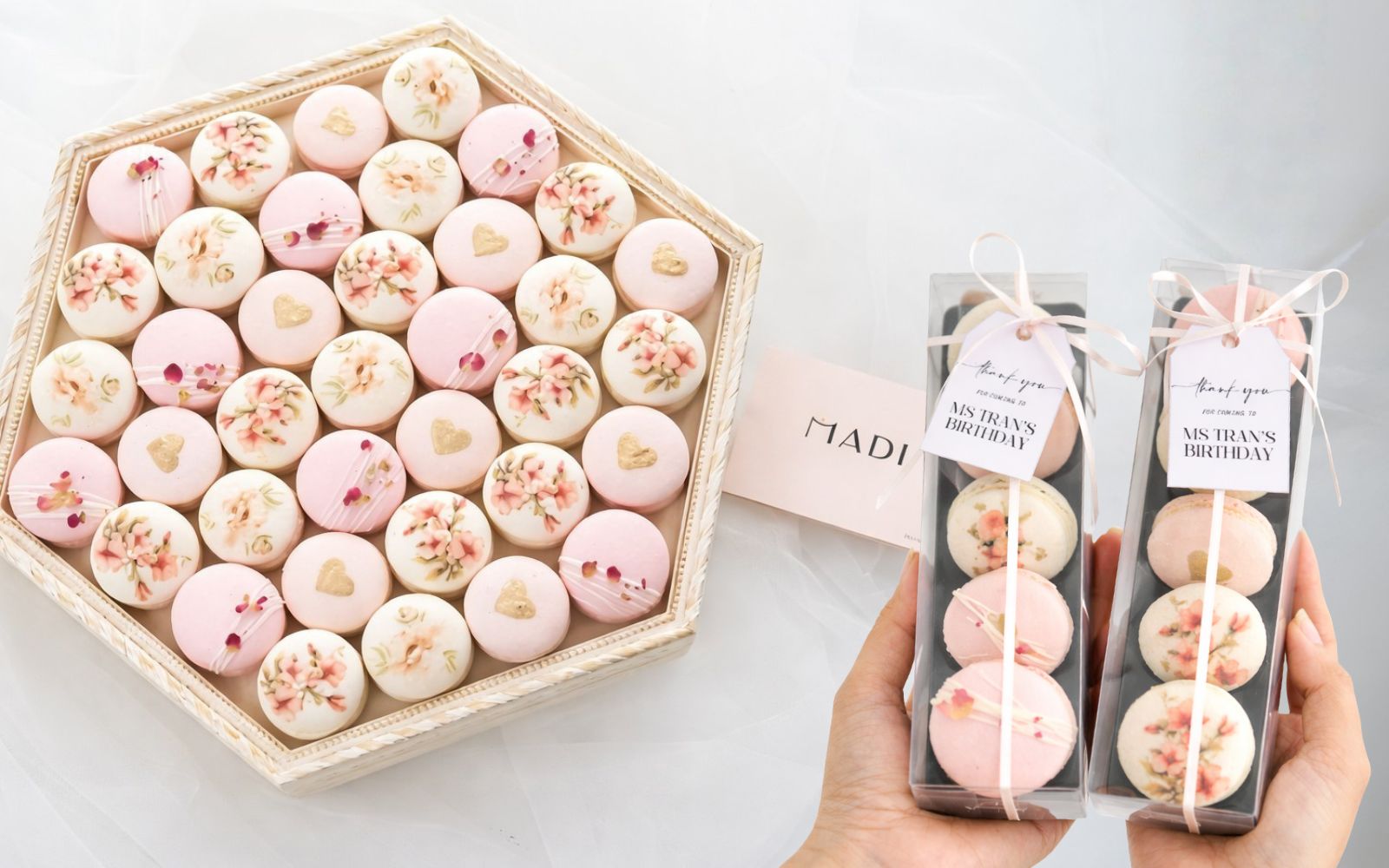 Macaron gây ấn tượng với kích thước nhỏ xinh, lớp vỏ mịn và phần nhân kem ngọt ngào
