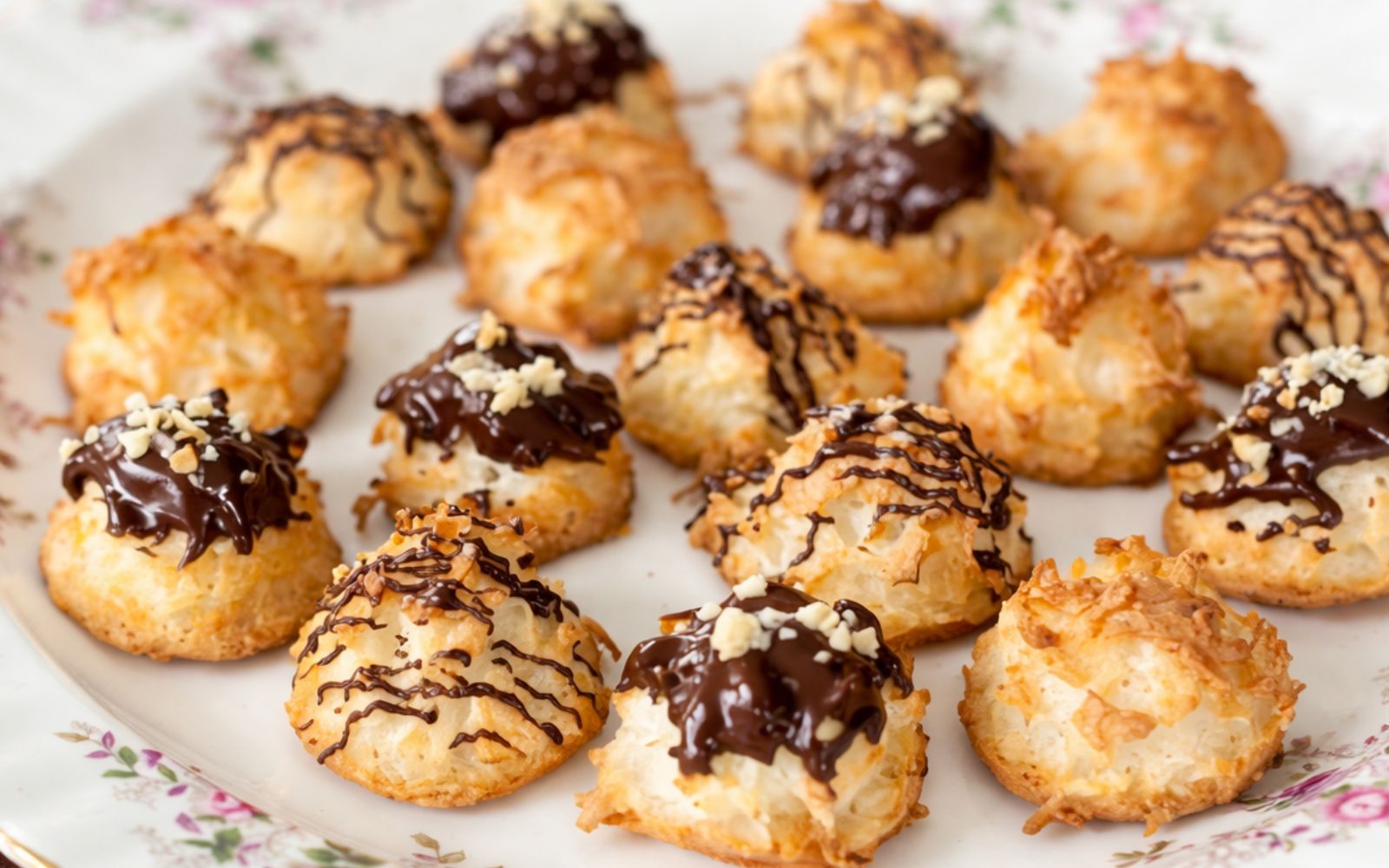 Macaroon nổi bật với hương dừa đậm đà, mang hương vị truyền thống đặc trưng. Đây cũng là điểm tạo nên sự khác biệt Macaron Macaroon