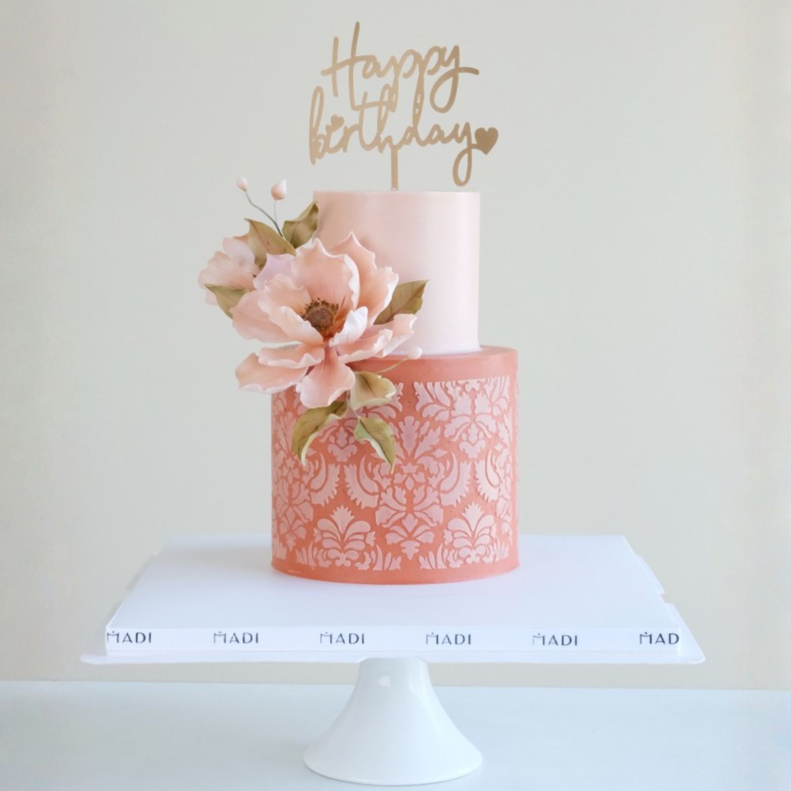 Bánh kem tặng người yêu theo yêu cầu với tạo hình hoa gumpaste tinh tế và sắc hồng ngọt ngào