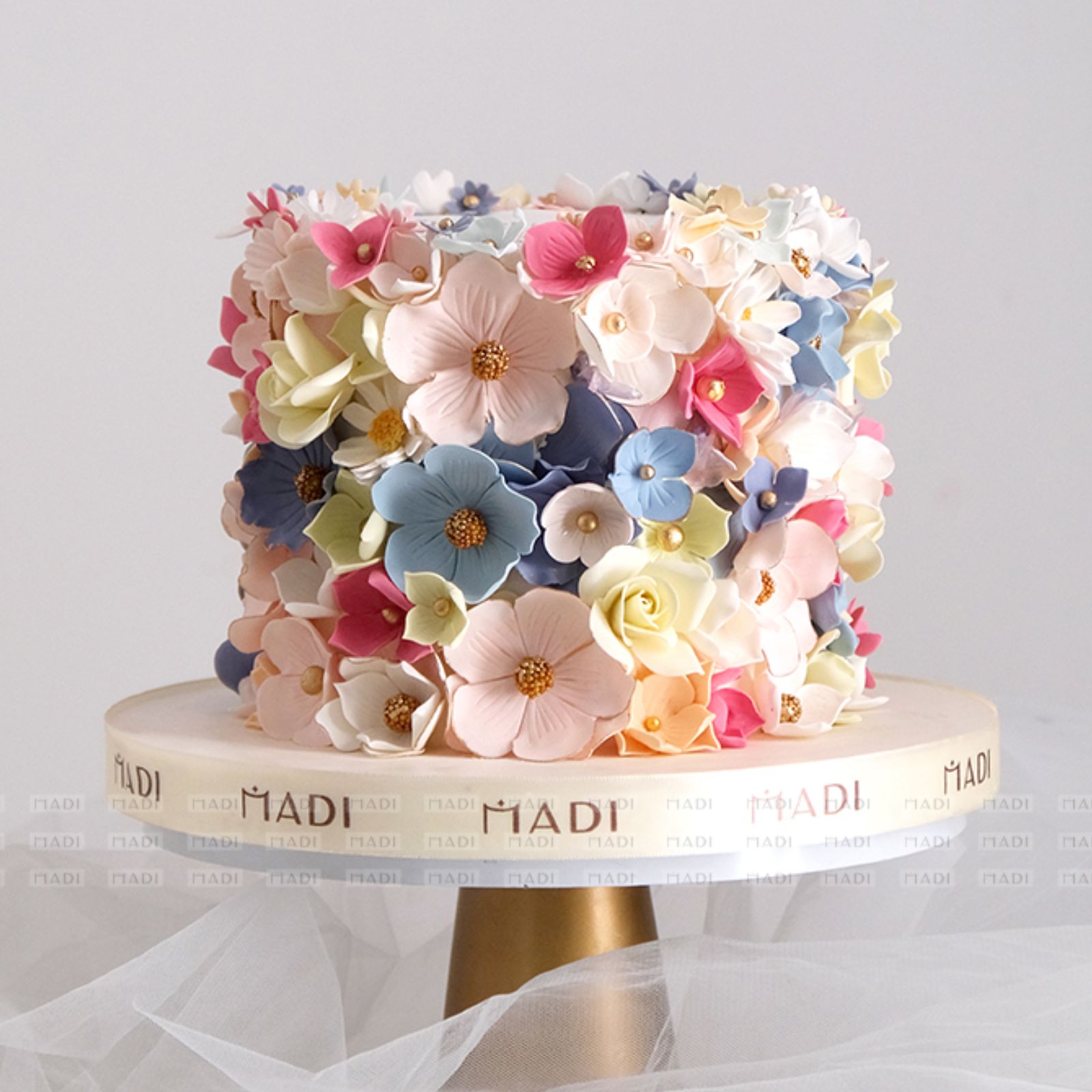 Bánh kem đẹp tặng người yêu phủ hoa kẹo đường như một khu vườn nhỏ ngọt ngào dành riêng cho nàng