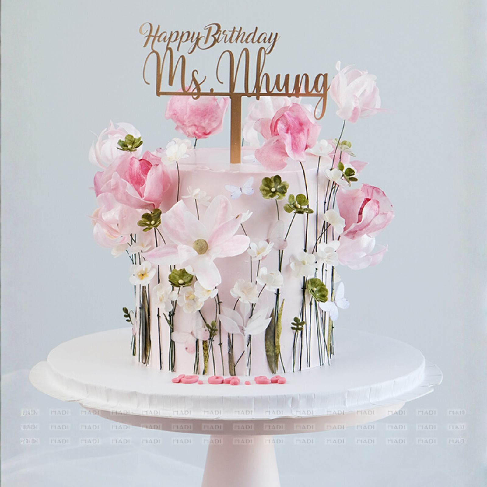 Bánh kem tặng cho người yêu với tone hồng pastel nữ tính, điểm xuyết hoa từ giấy gạo đầy ngọt ngào
