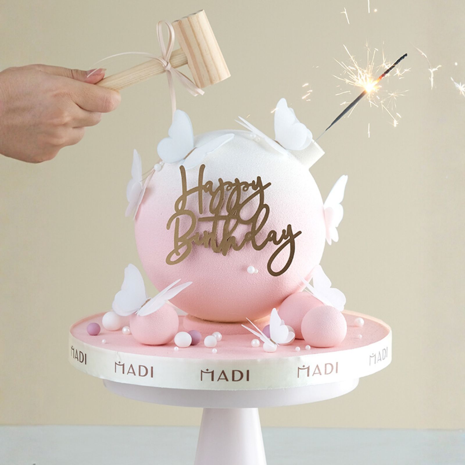 Bánh tặng người yêu kiểu đập pinata, mang đến khoảnh khắc bất ngờ và ngọt ngào bên trong