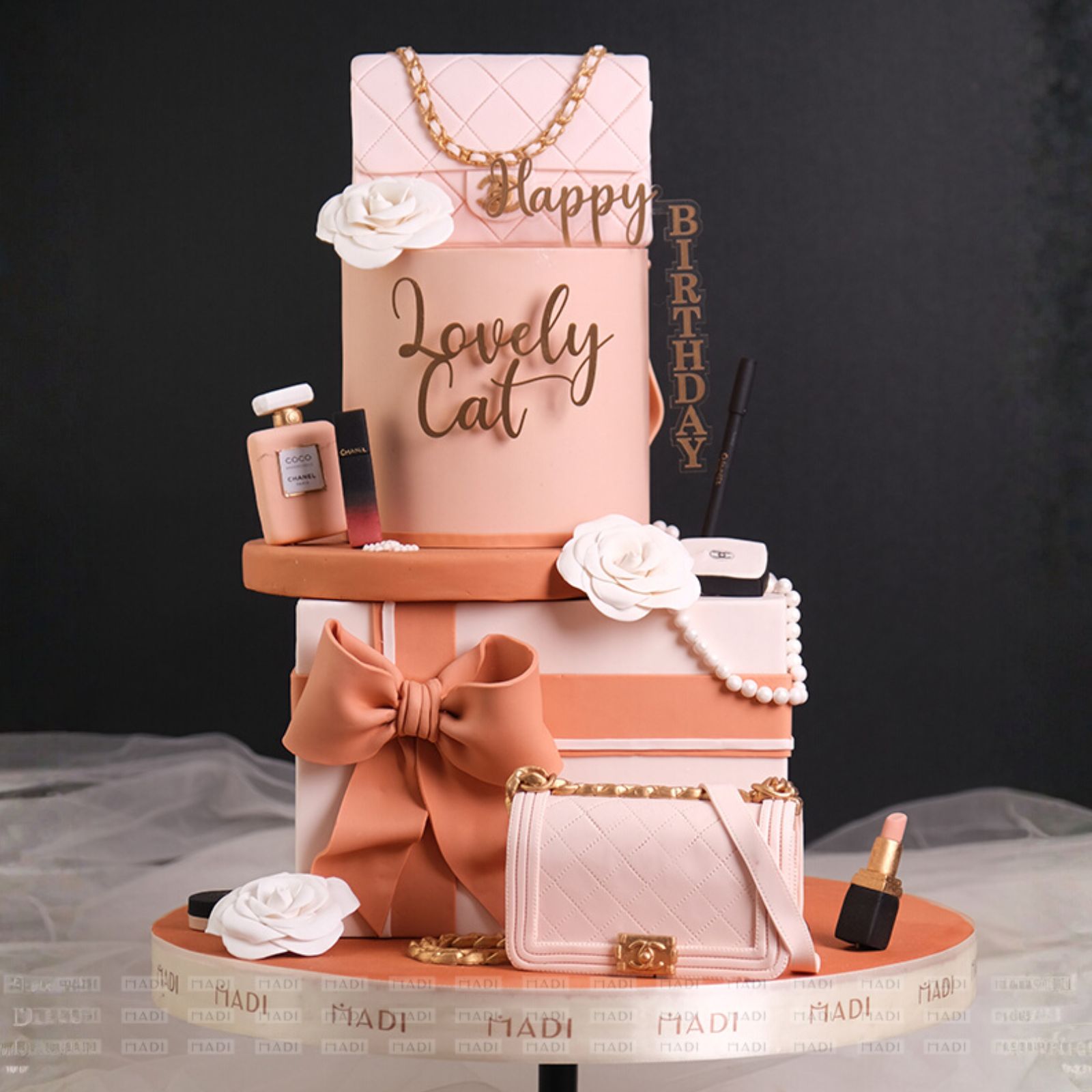 Bánh kem tặng người yêu lấy cảm hứng từ Chanel & Lovely Cat, như một tuyên ngôn ngọt ngào về vẻ đẹp sang trọng và tinh tế