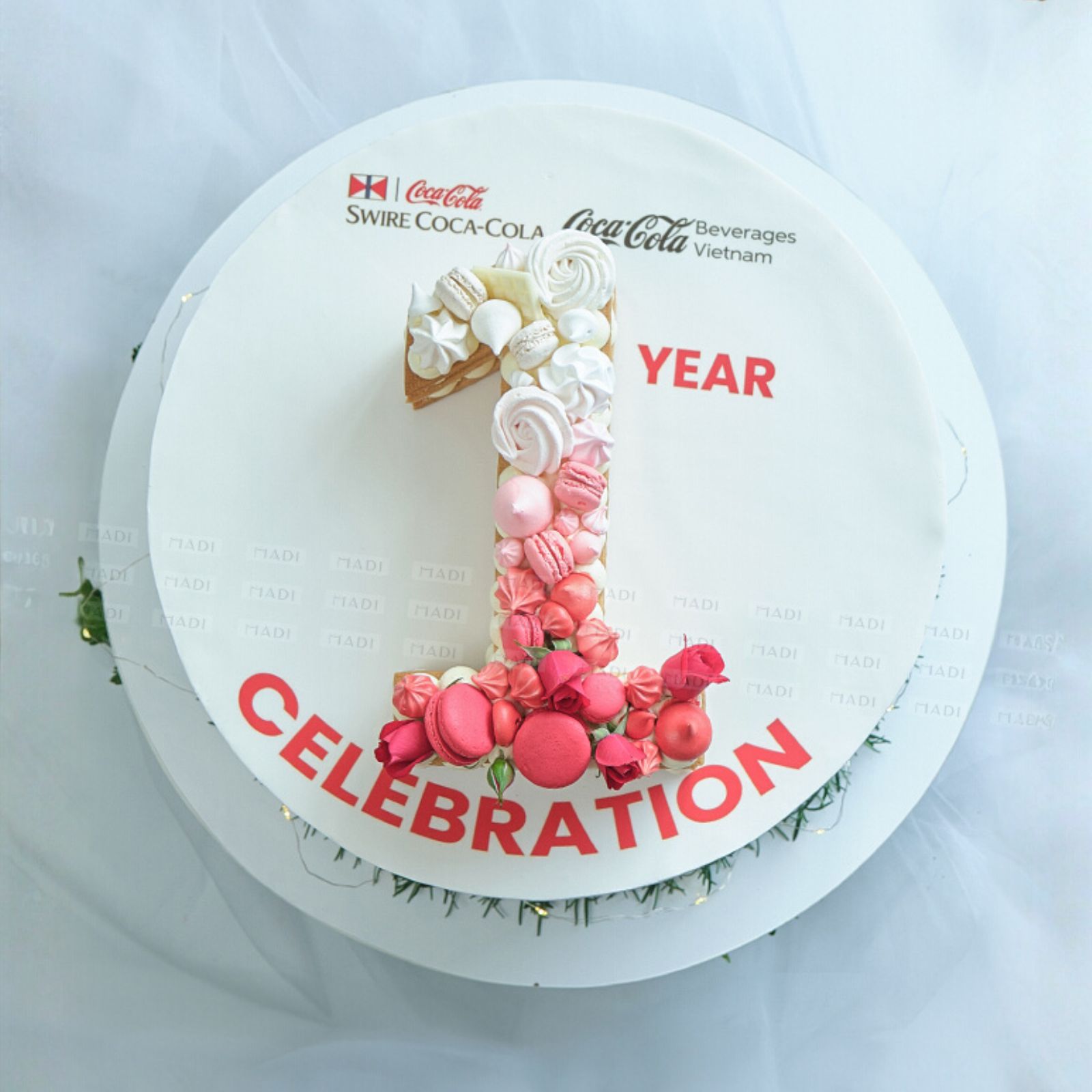 Đặt bánh tặng khách hàng theo yêu cầu với mẫu bánh Coca-Cola Beverages Vietnam, ghi dấu kỷ niệm 1 năm hợp tác đầy ý nghĩa