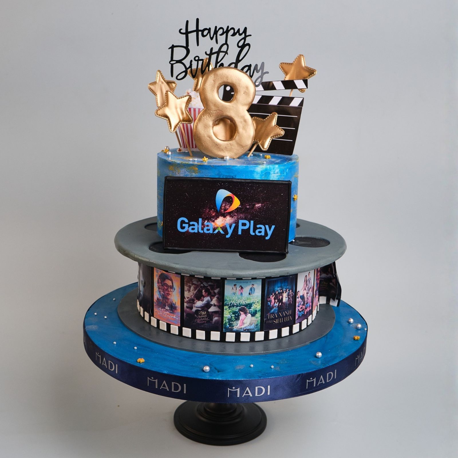 Bánh kem tặng đối tác tái hiện thế giới điện ảnh đa sắc màu, dành riêng cho doanh nghiệp Galaxy Play