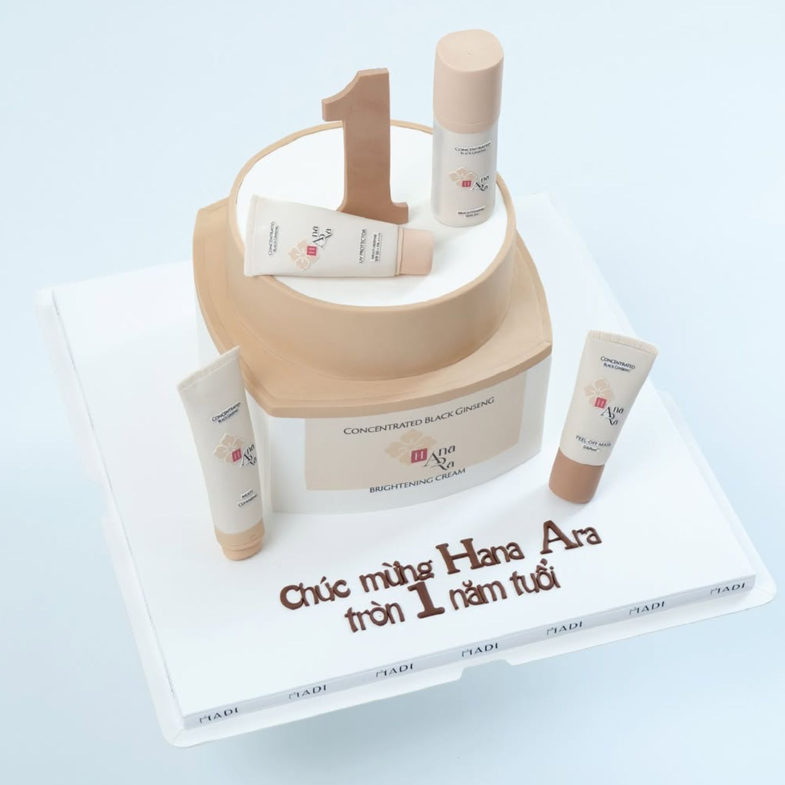 Làm bánh kem tặng đối tác theo yêu cầu với thiết kế lấy cảm hứng từ sản phẩm kinh doanh, ghi dấu 1 năm thành lập thương hiệu mỹ phẩm