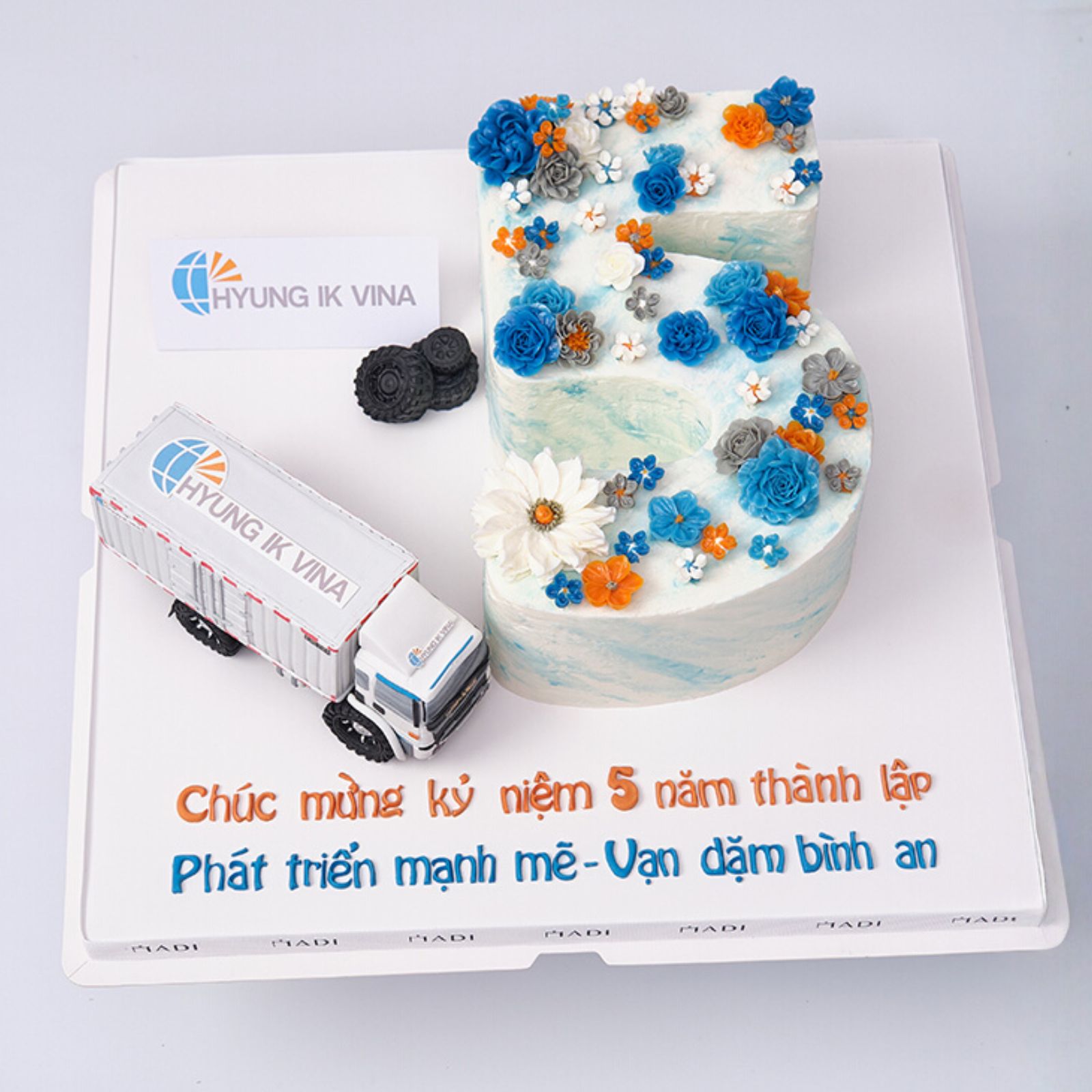 Bánh tặng khách hàng nhân dịp kỷ niệm 5 năm thành lập, gửi lời tri ân trang trọng đến đối tác và khách hàng