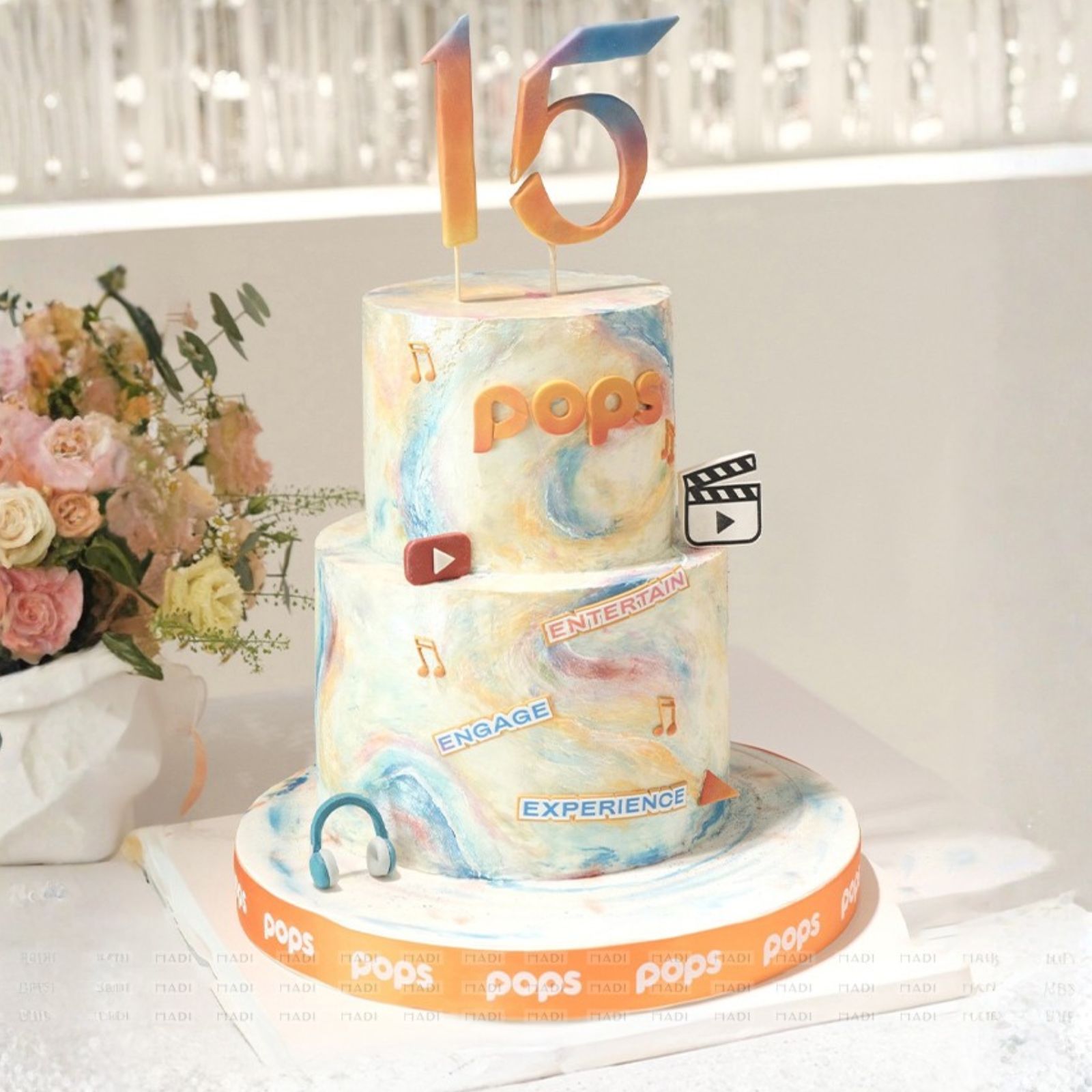 Bánh tặng đối tác theo yêu cầu 2 tầng, thể hiện tinh thần “Engage - Entertain - Experience” và dấu ấn 15 năm phát triển của POPS