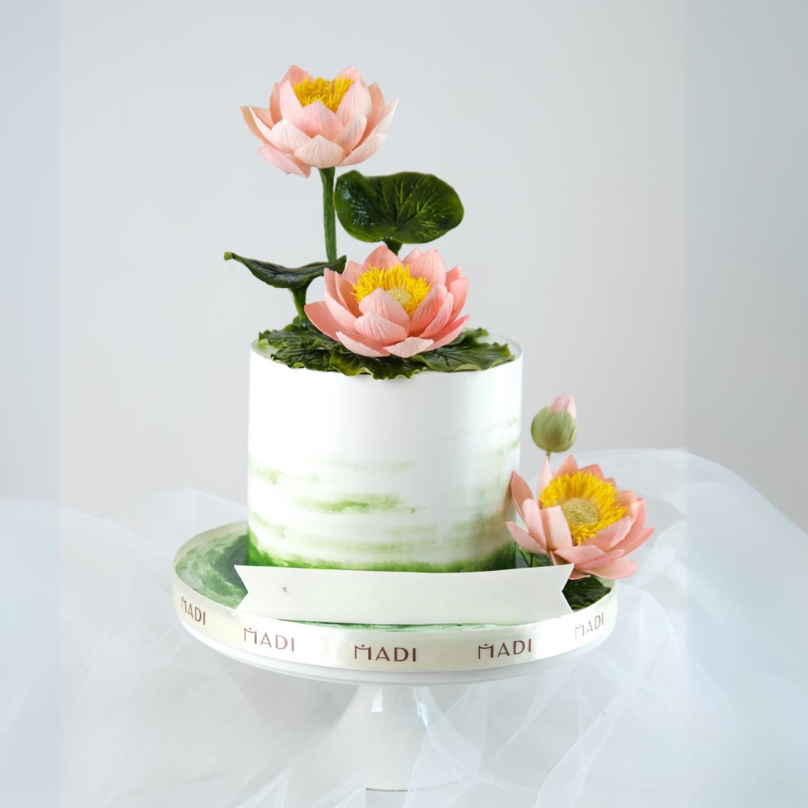 Biểu tượng của sự dịu dàng và bao dung, chiếc bánh kem ngày 8 tháng 3 tạo hình hoa sen thay lời con gửi lời tri ân sâu sắc đến mẹ