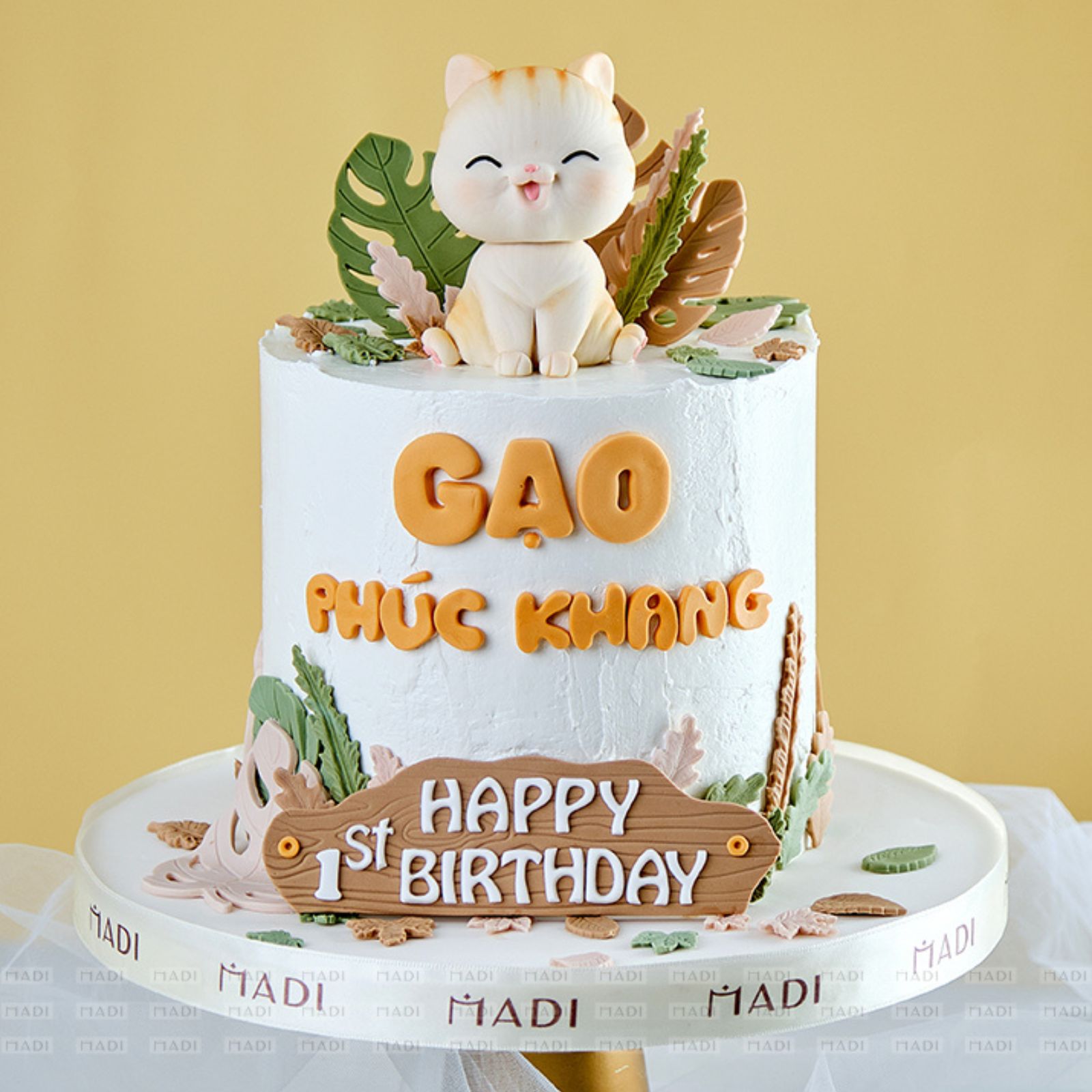 Bánh kem sự kiện theo yêu cầu chào đón sinh nhật đầu tiên của bé với tạo hình mèo con dễ thương, ngọt ngào