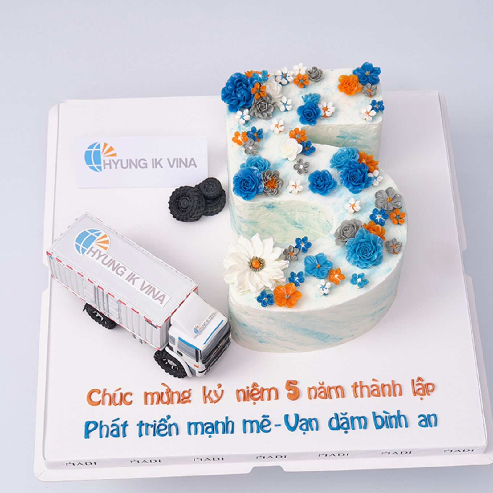 Bánh kem sự kiện kỷ niệm 5 năm Hyung IK Vina, đánh dấu hành trình thăng hoa và bền vững