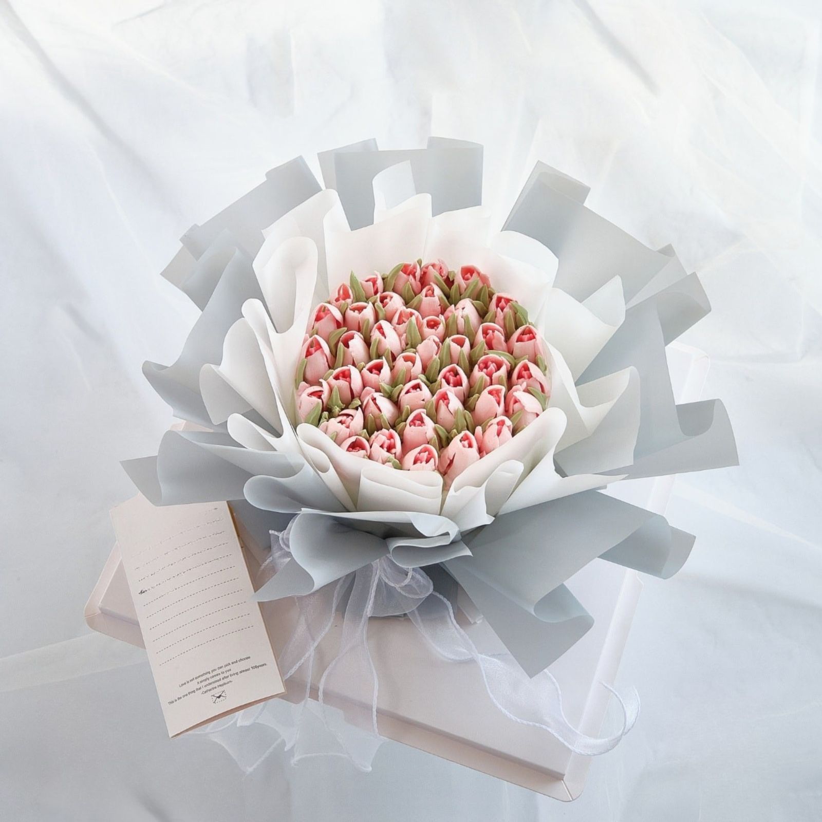 Mẫu bánh kem 8 tháng 3 theo yêu cầu được tạo hình như một bó hoa tulip tinh khôi, mang vẻ đẹp ngọt ngào và đầy cuốn hút