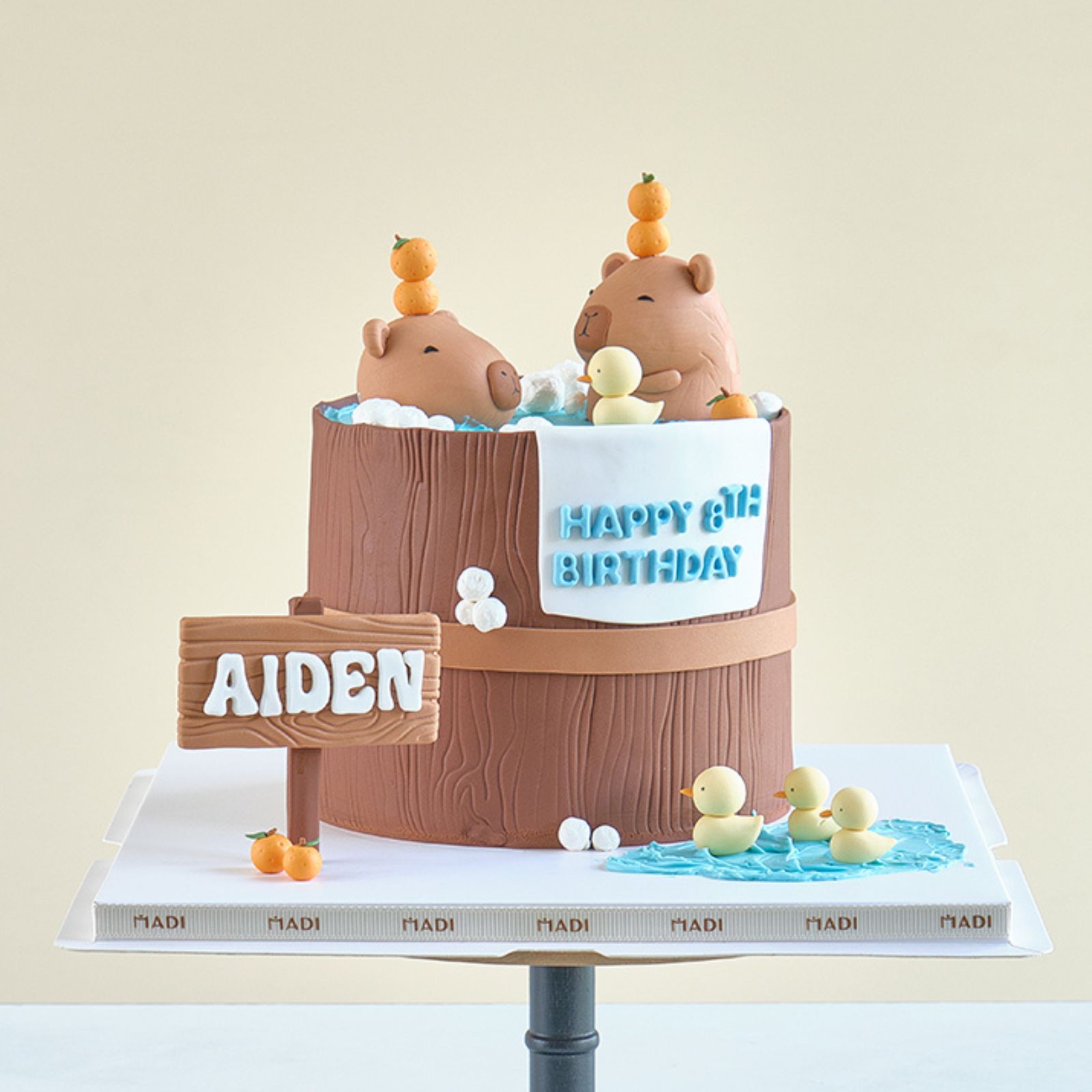 Đặt bánh sự kiện theo yêu cầu với mẫu bánh sinh nhật Capybara thư giãn trên hồ, đúng sở thích đáng yêu của bé