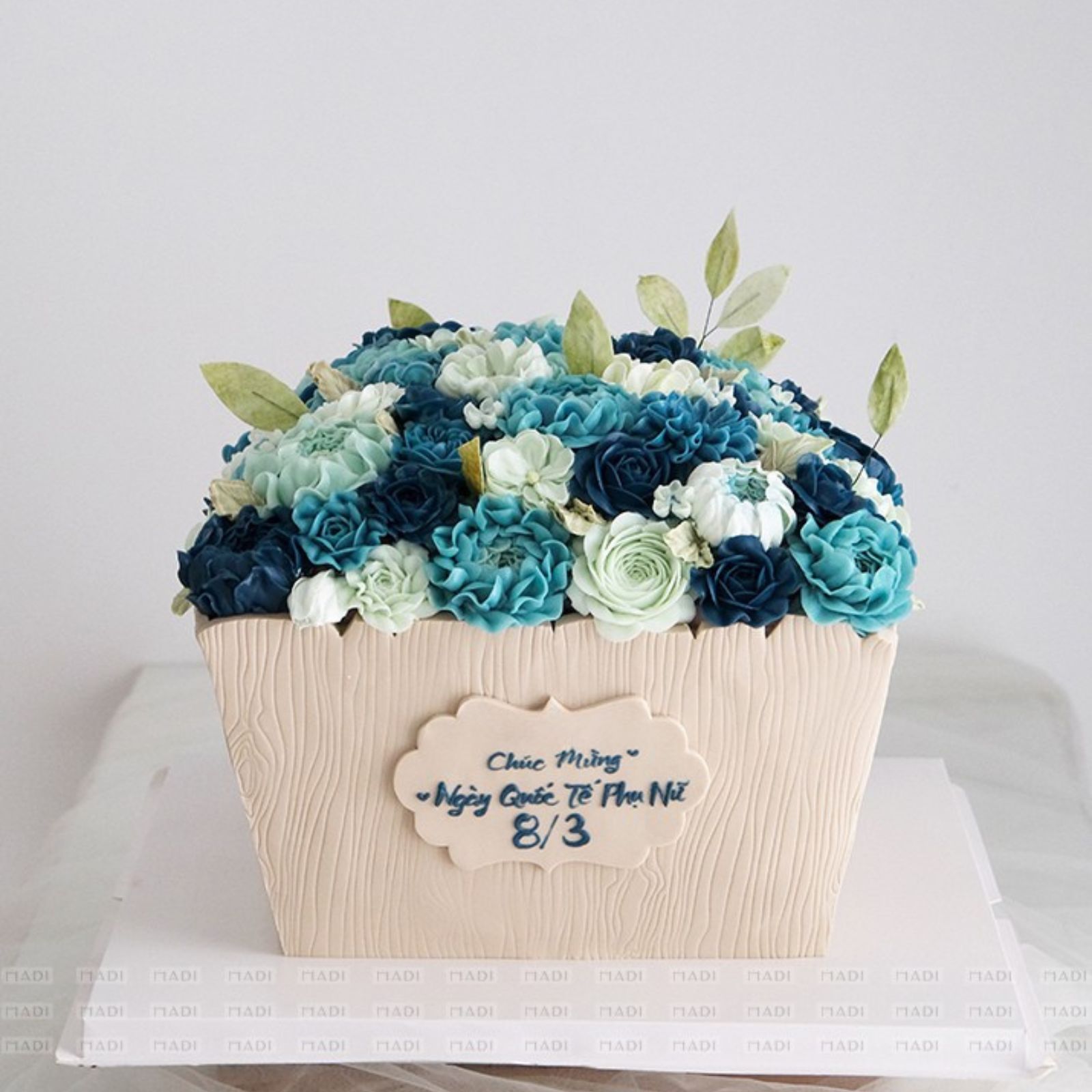 Chiếc bánh kem 8 tháng 3 thay lời con muốn nói, gửi đến mẹ muôn vàn yêu thương qua giỏ hoa rực rỡ và xinh đẹp