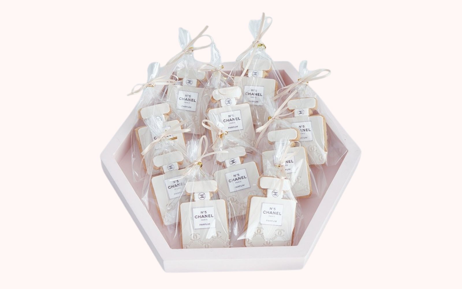 Cookie tạo hình chai Chanel tinh tế, giúp set bánh Biscuit và Cookie thêm sang trọng cho buổi tiệc