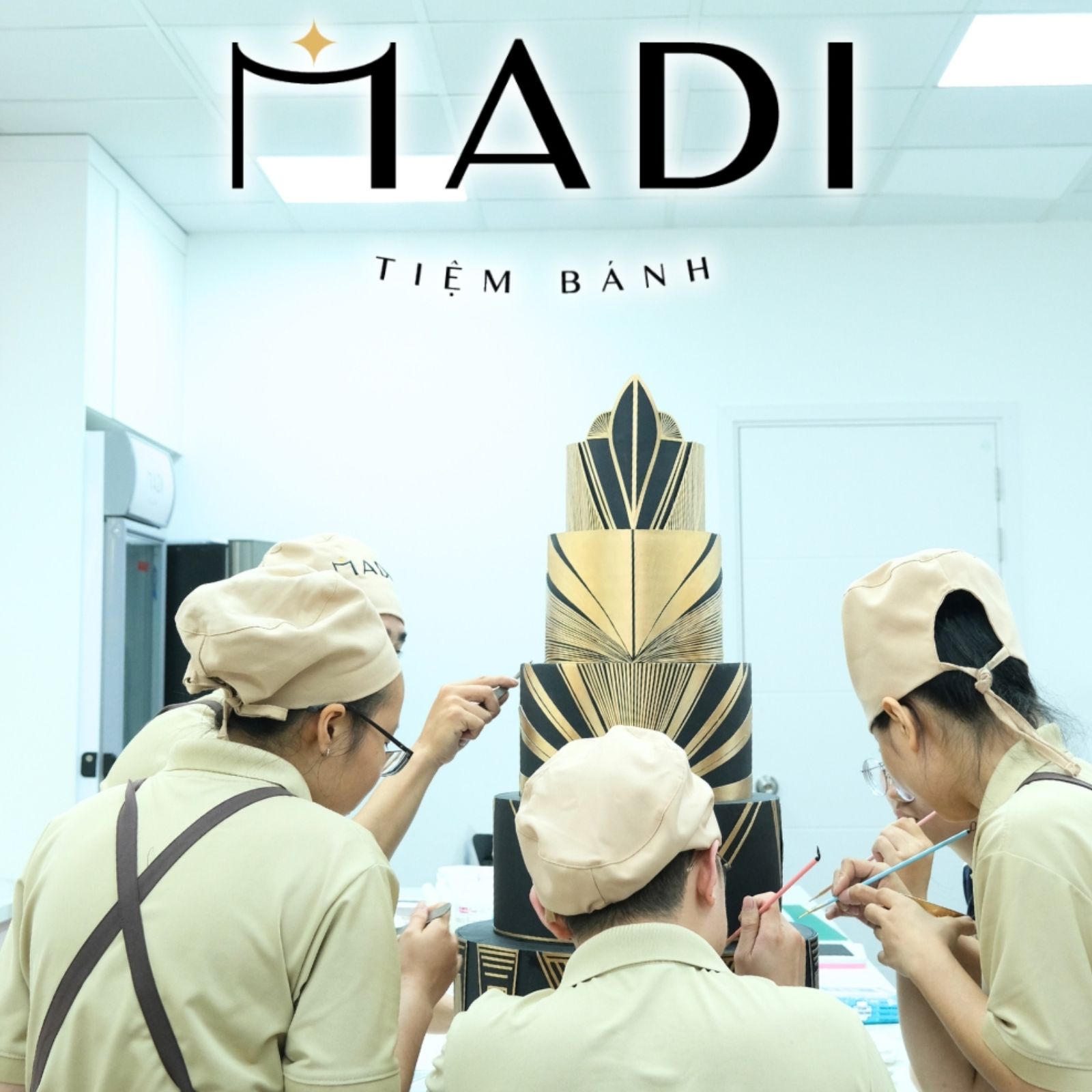 Bánh tặng người yêu theo yêu cầu được nghệ nhân MaDi tỉ mỉ thực hiện, kể câu chuyện của khách hàng theo cách đặc biệt nhất