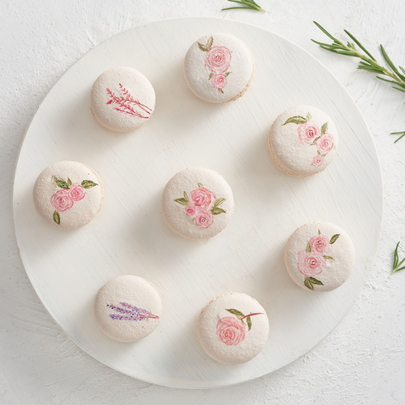 Tối giản nhưng đầy tinh tế, từng chiếc Macaron được tô điểm bằng họa tiết hoa mềm mại – nét riêng của bánh Macaron và Macaroon