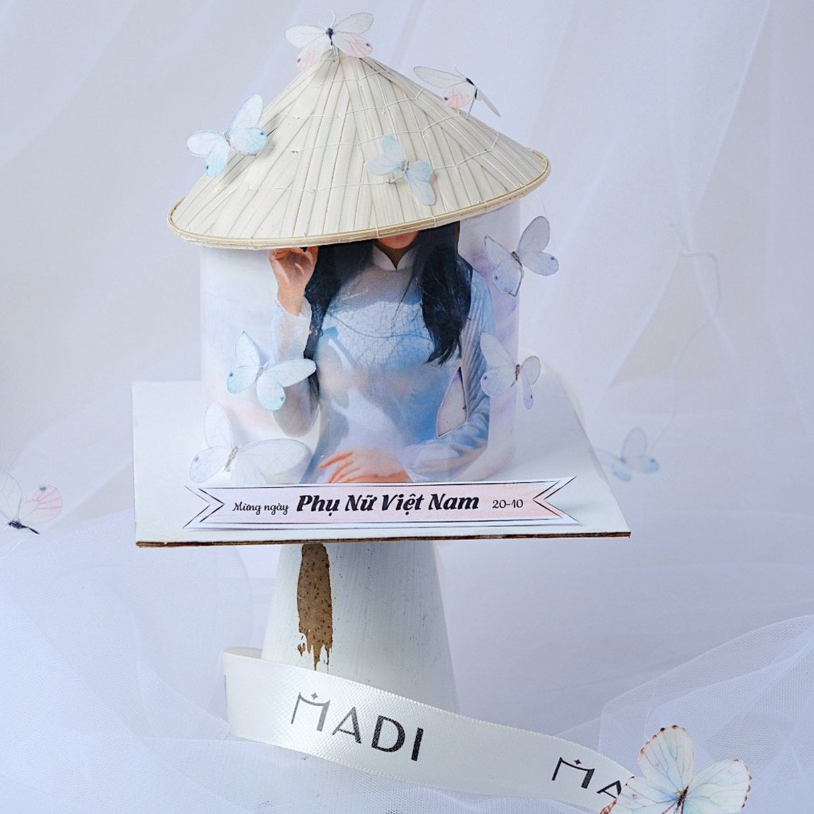 Đặt làm bánh kem theo yêu cầu để gửi phái đẹp lời chúc ngọt ngào, trọn vẹn yêu thương trong từng chi tiết