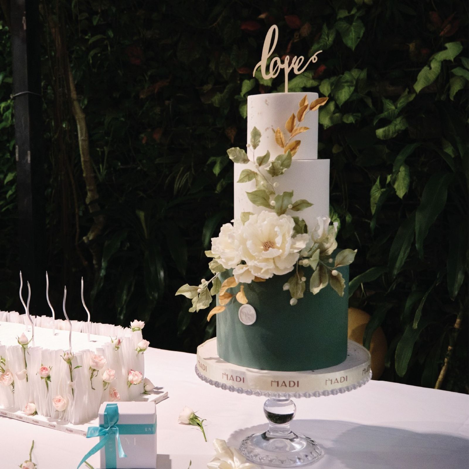 Đặt bánh kem theo yêu cầu cho ngày cưới, để từng chi tiết thanh khiết và tinh tế lưu giữ dấu ấn tình yêu vĩnh cửu