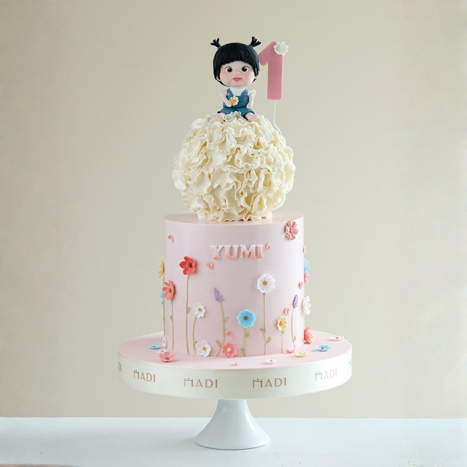Đặt bánh sự kiện thôi nôi với mẫu bánh hồng pastel xinh xắn, tạo hình chibi theo chân dung bé đầy niềm vui