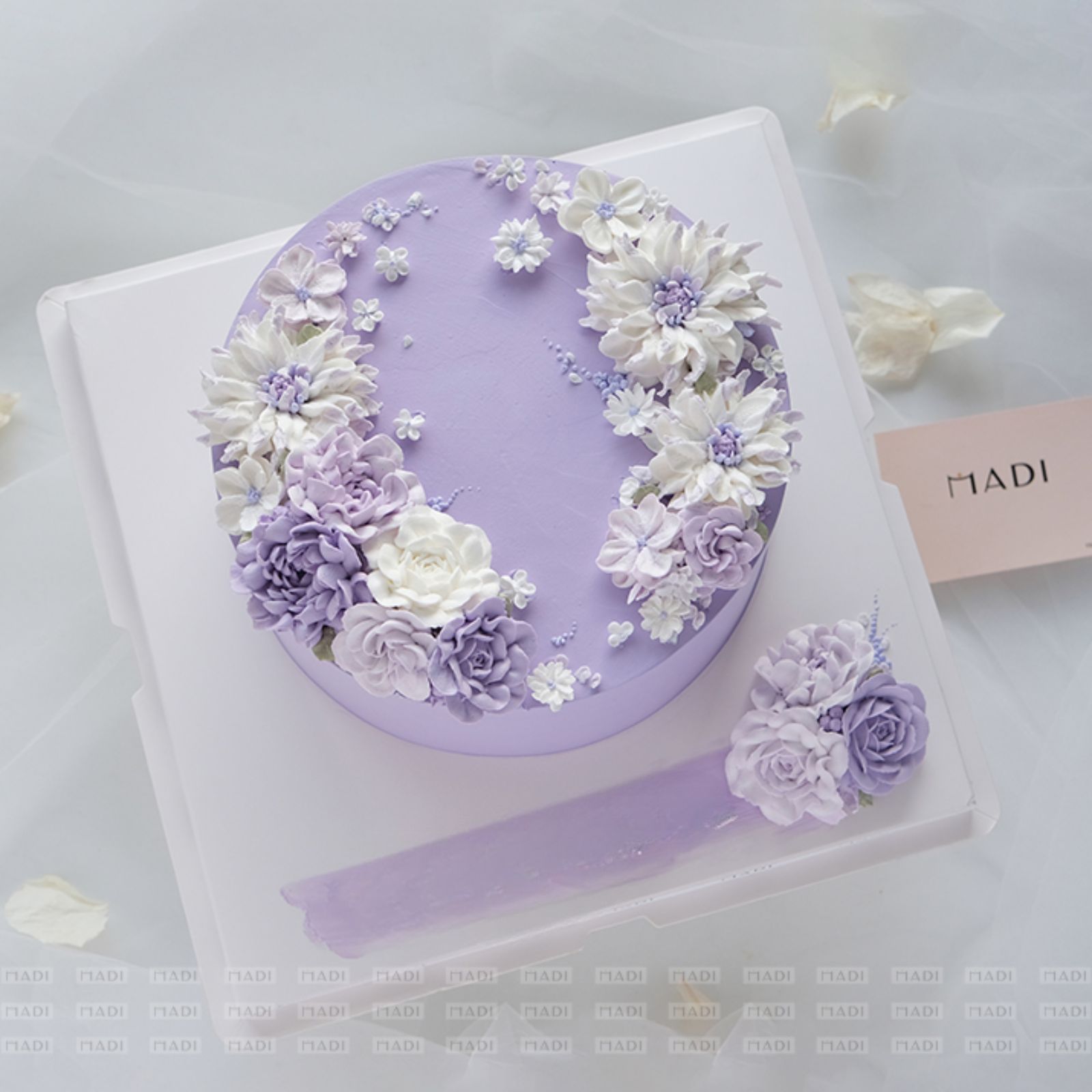 Mẫu làm bánh quốc tế phụ nữ theo yêu cầu với sắc tím thanh nhã là món quà dịu dàng, gửi gắm lời tri ân đến người gieo mầm tri thức
