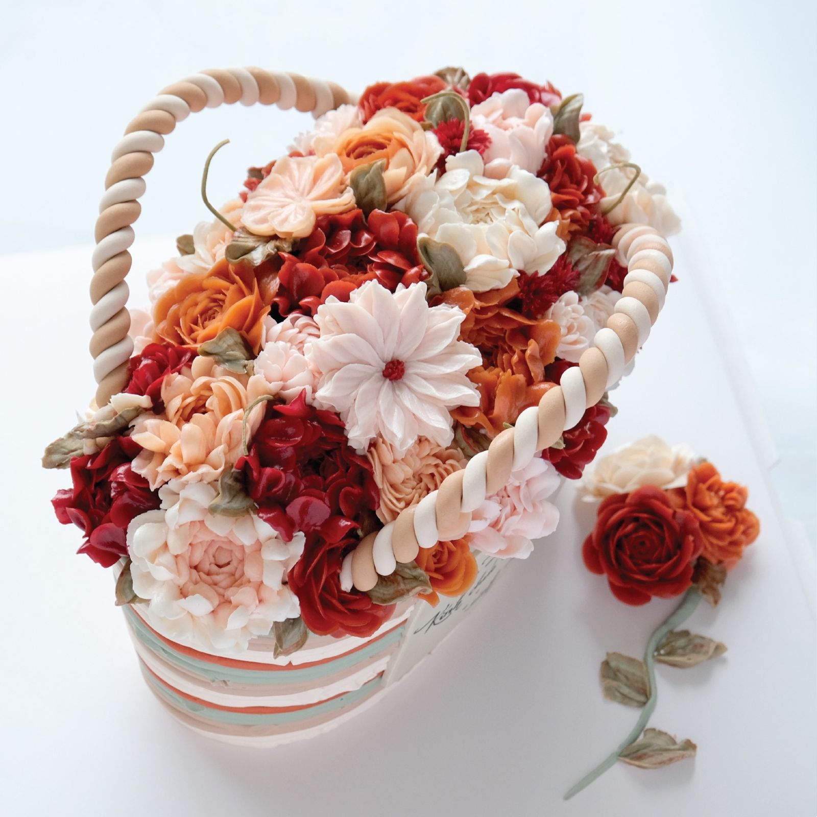 MaDi làm bánh quốc tế phụ nữ theo yêu cầu với thiết kế hoa rực rỡ, thay lời cảm ơn chân thành gửi đến quý đối tác