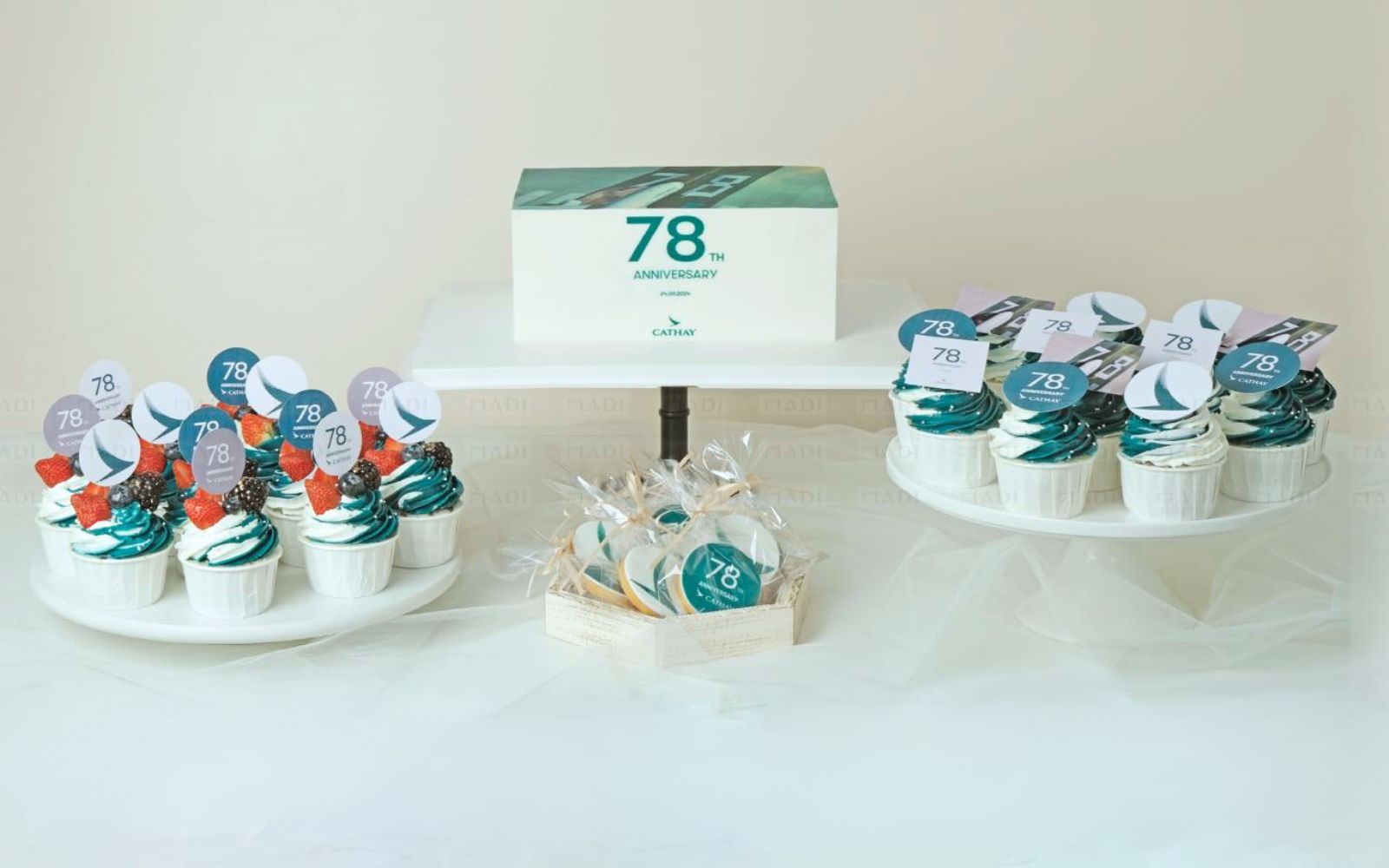 Set bánh kem và cupcake đồng bộ kỷ niệm 78 năm Cathay với tông xanh ngọc sang trọng