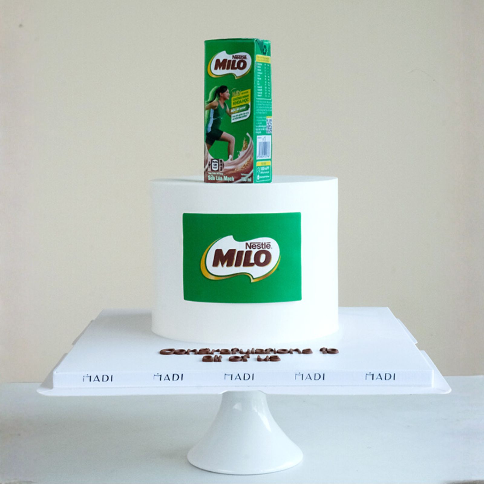 Bánh kem year end party Nestlé MILO theo yêu cầu, thiết kế mô phỏng sản phẩm đặc trưng của thương hiệu