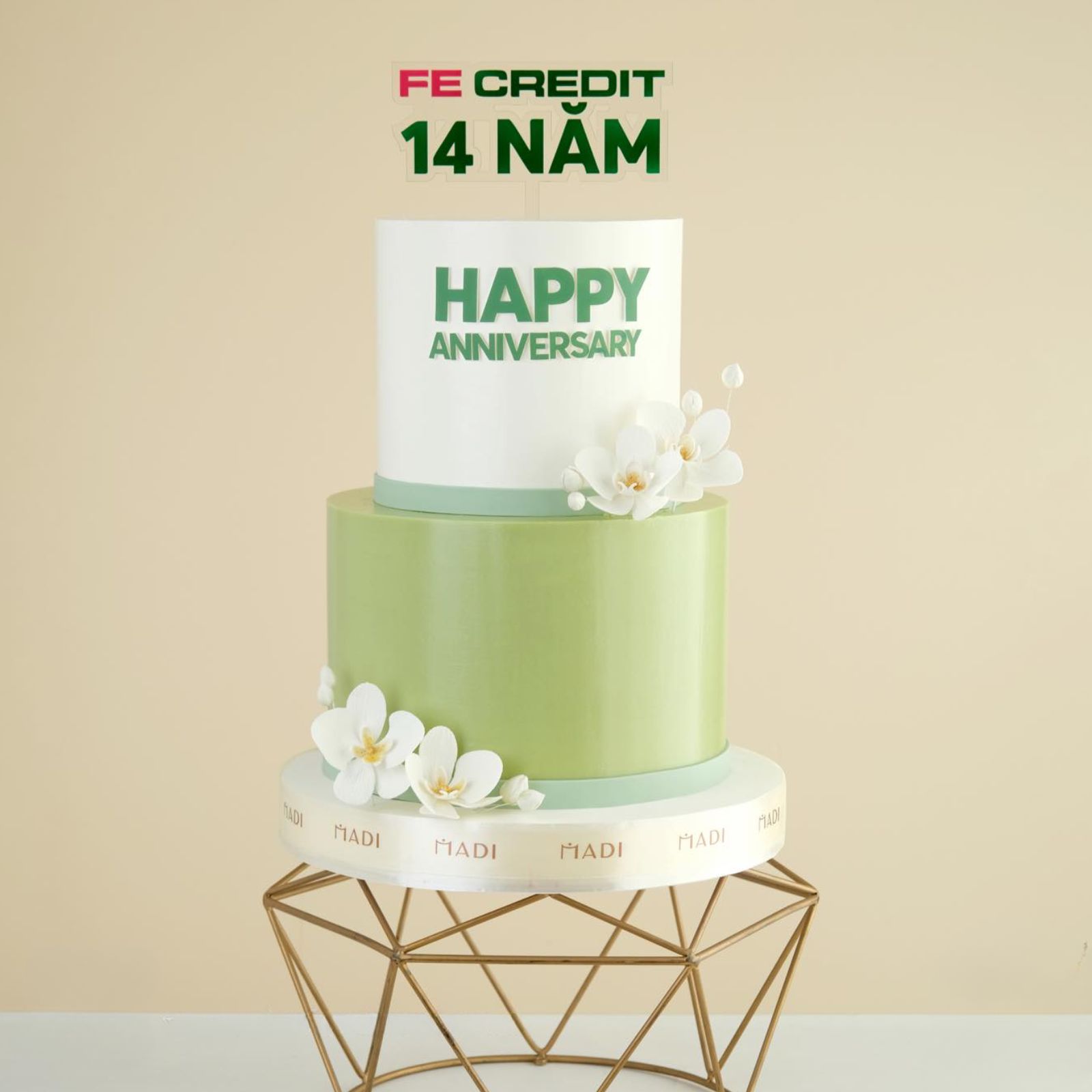 Bánh kem mừng tất niên công ty FE Credit 14 năm, nổi bật với gam xanh thương hiệu và hoa lan Sugar Art